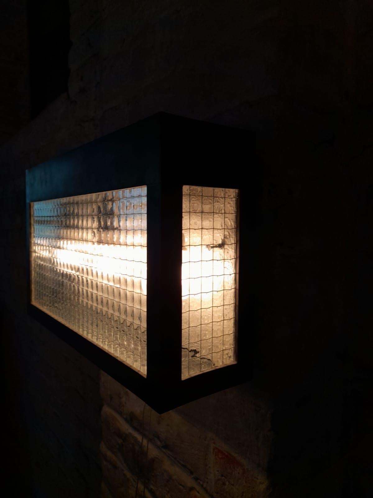 Este aplique está fabricado con perfiles de latón ennegrecidos químicamente. Con cristal de alambre y 3 casquillos e27 con lámpara led. 
Tanto para interior como para exterior.