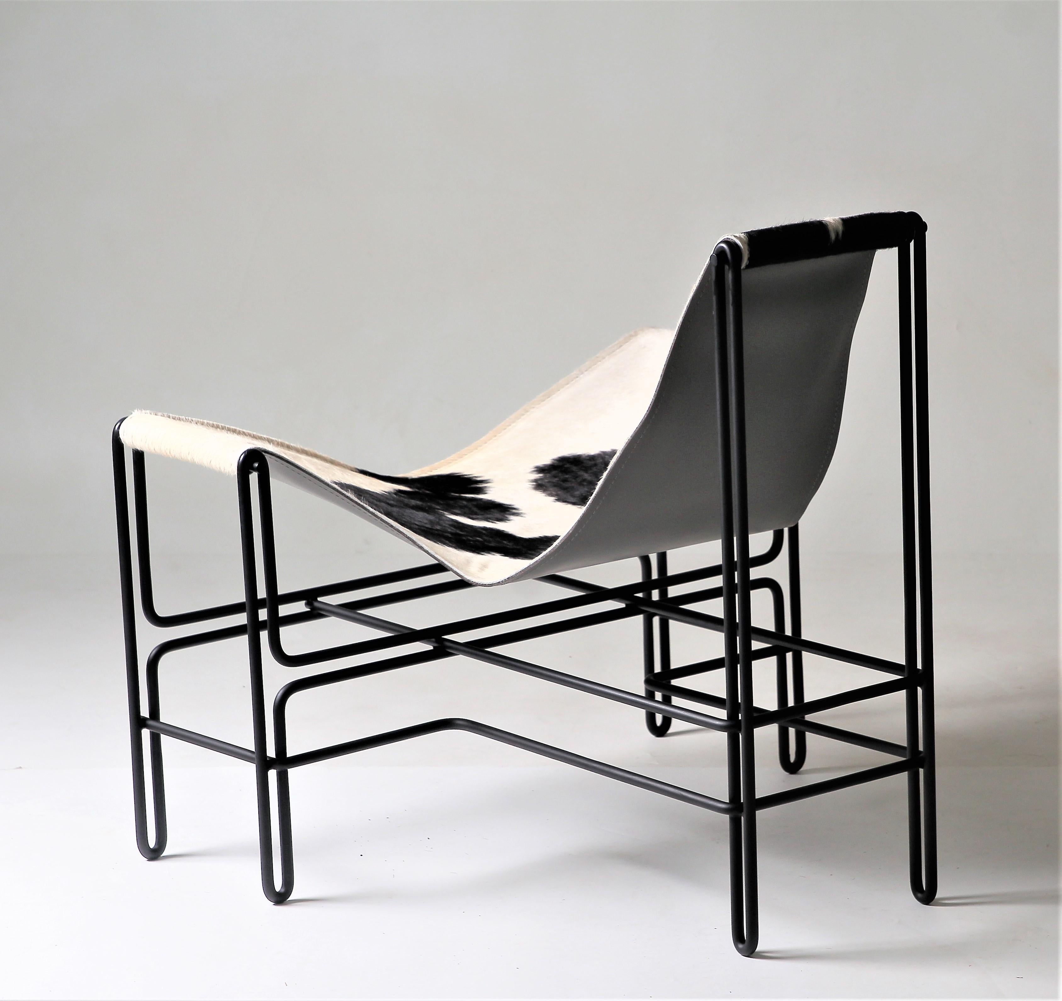 Cet imposant fauteuil brésilien en acier et cuir est caractérisé par des lignes géométriques qui contrastent avec la douceur de l'assise en cuir naturel. Tous les éléments structurels sont indispensables à sa stabilité et sont disposés avec une