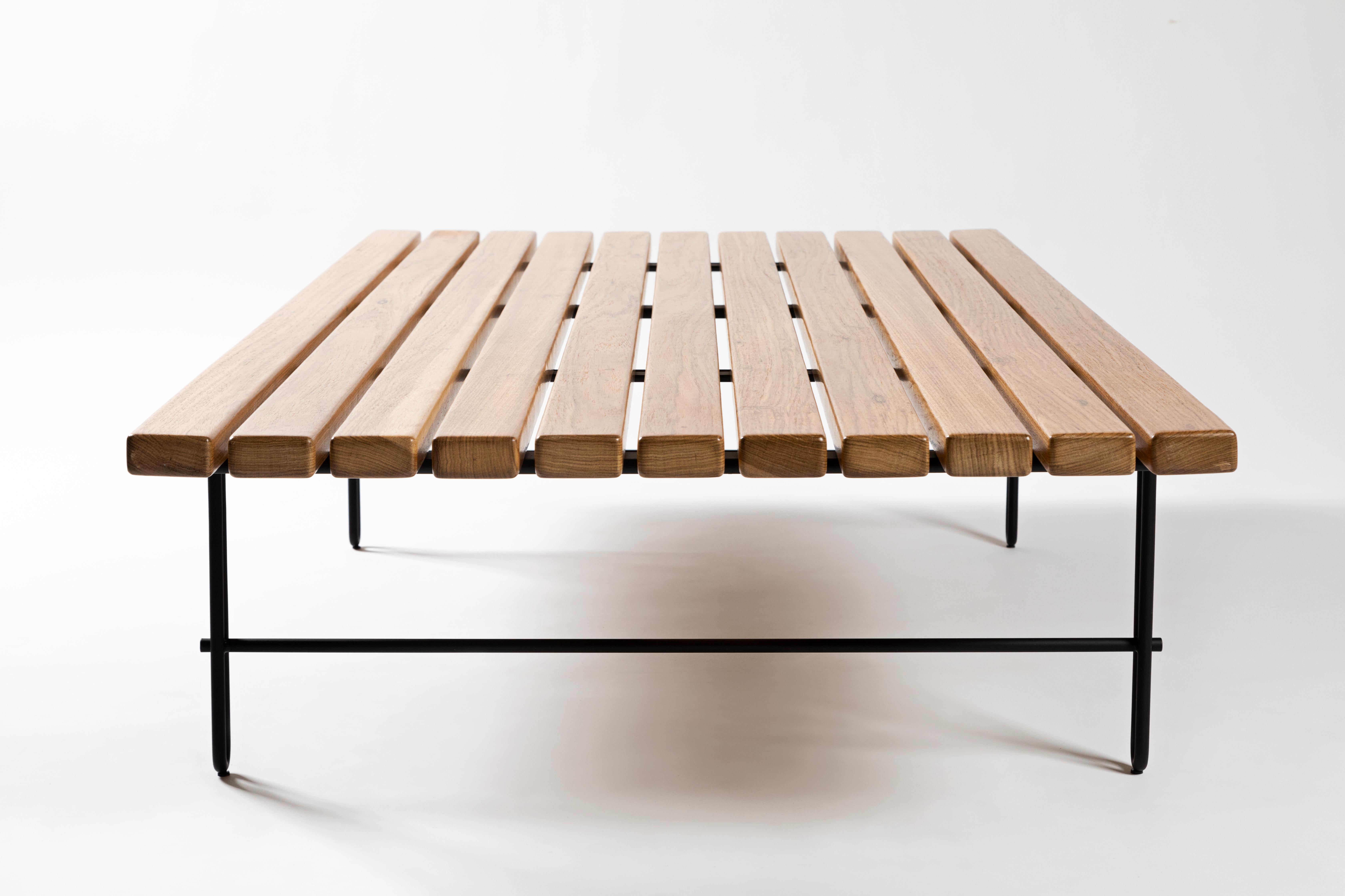 Cette table basse de style contemporain en acier et bois massif offre un maximum de légèreté sans compromettre la fonctionnalité. Avec un ADN brésilien moderne, la table est conçue dans un raisonnement classique et géométrique. Force et élégance