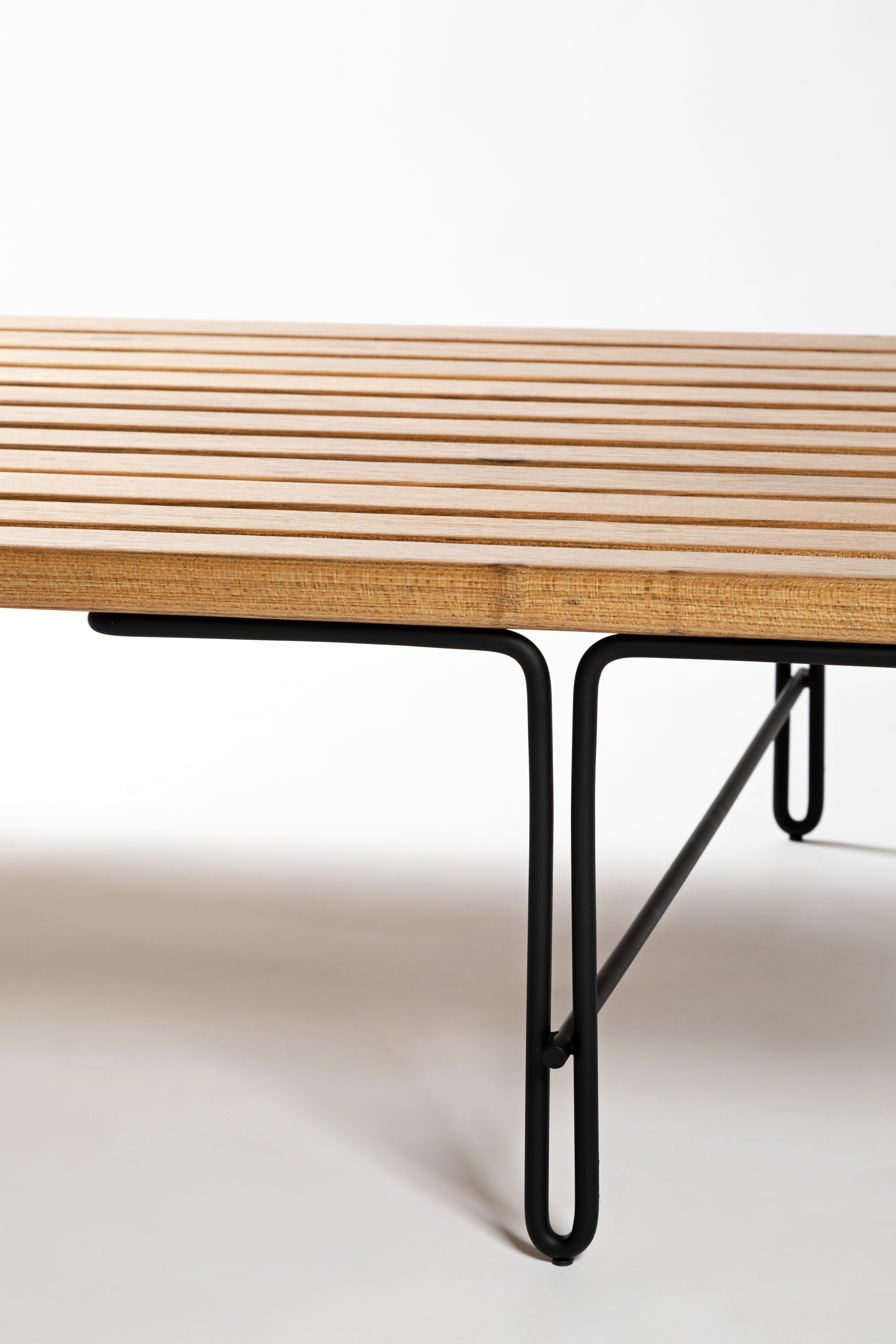 Brésilien Table basse brésilienne minimaliste en bois massif « Ruy » de Samuel Lamas en vente