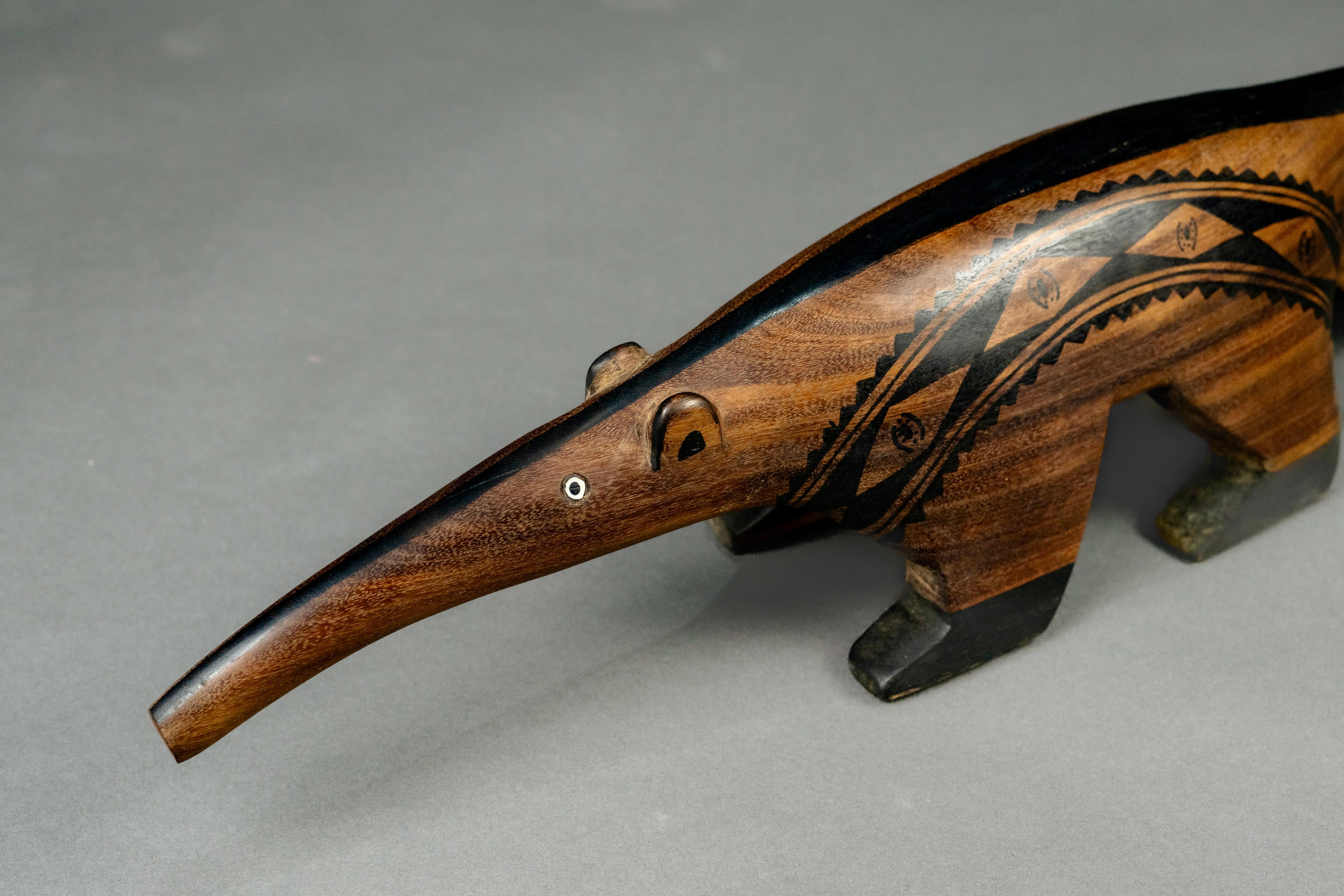 Turuza Wauja
Scultura Tamanduá, 2022
Legno di Wood, grafica con pigmenti naturali e guscio di lumaca
15 x 72 x 11 cm
5 91/100 x 28 7/20 x 4 33/100 in

Scolpito in legno massiccio di Piranheira e decorato con motivi grafici tradizionali Wood Wood