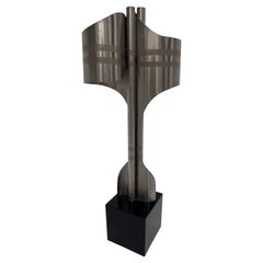 Escultura brasileña contemporánea de metal con bandera, 2012