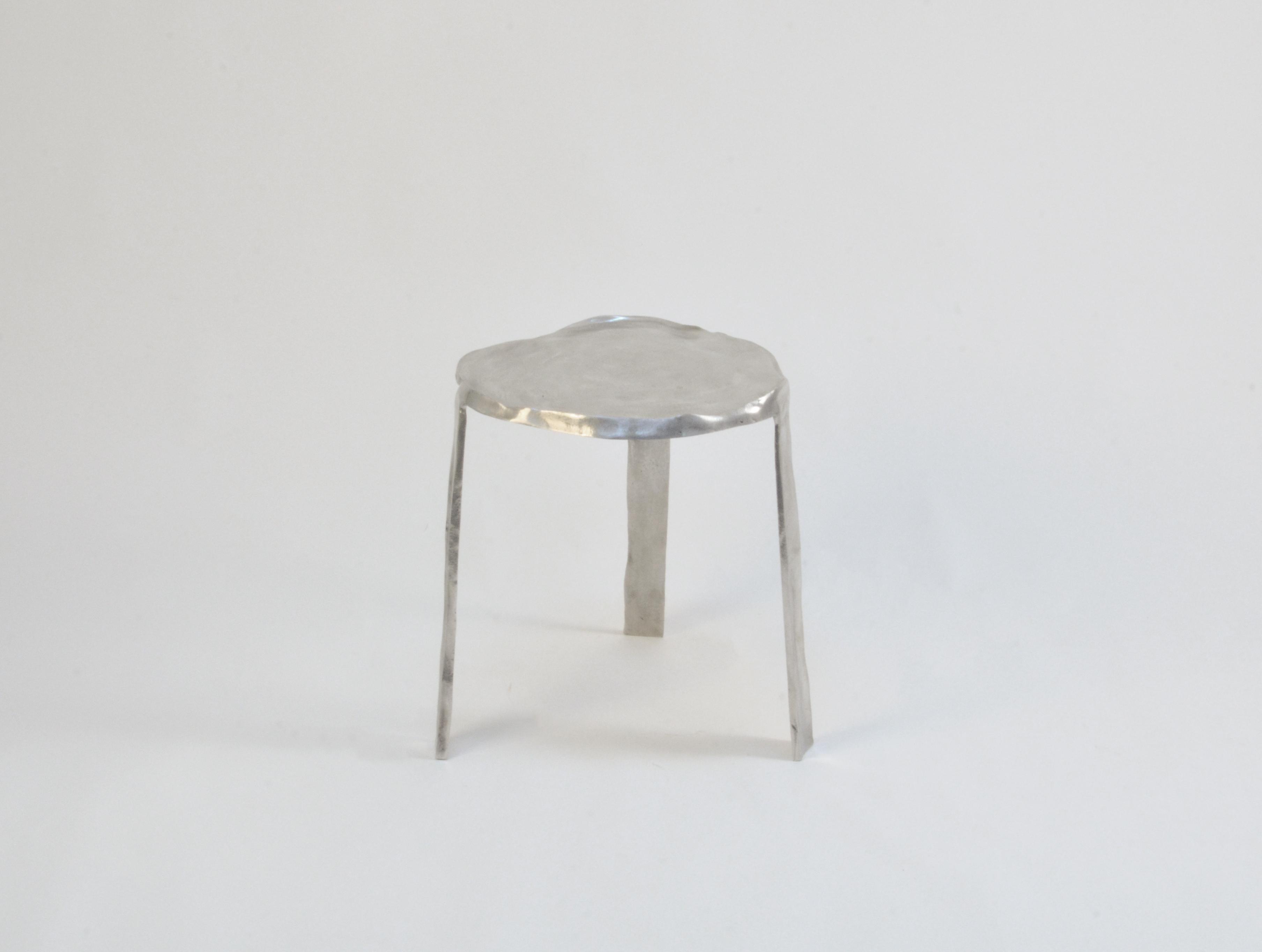 Dieser Beistelltisch besteht aus gegossenem Aluminium, das in der gleichen Fabrik hergestellt wird, in der die Designerin Cris Bertolucci alle ihre Gussmetalllampen produziert.
Dieser Tisch ist eines der ersten Objekte der Designerin und stellt