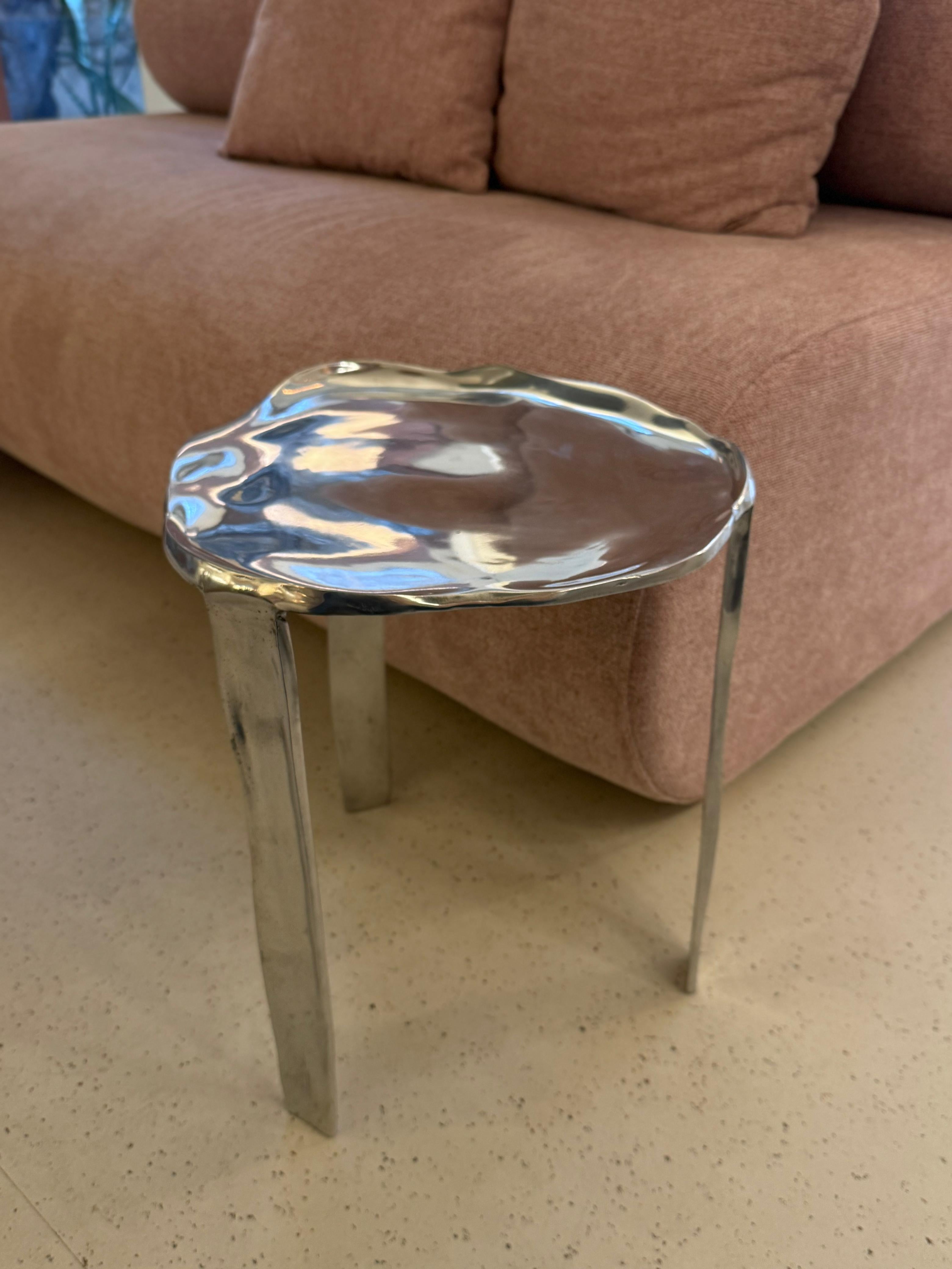 Contemporary brasilianischer Beistelltisch aus Aluminiumguss (Organische Moderne) im Angebot