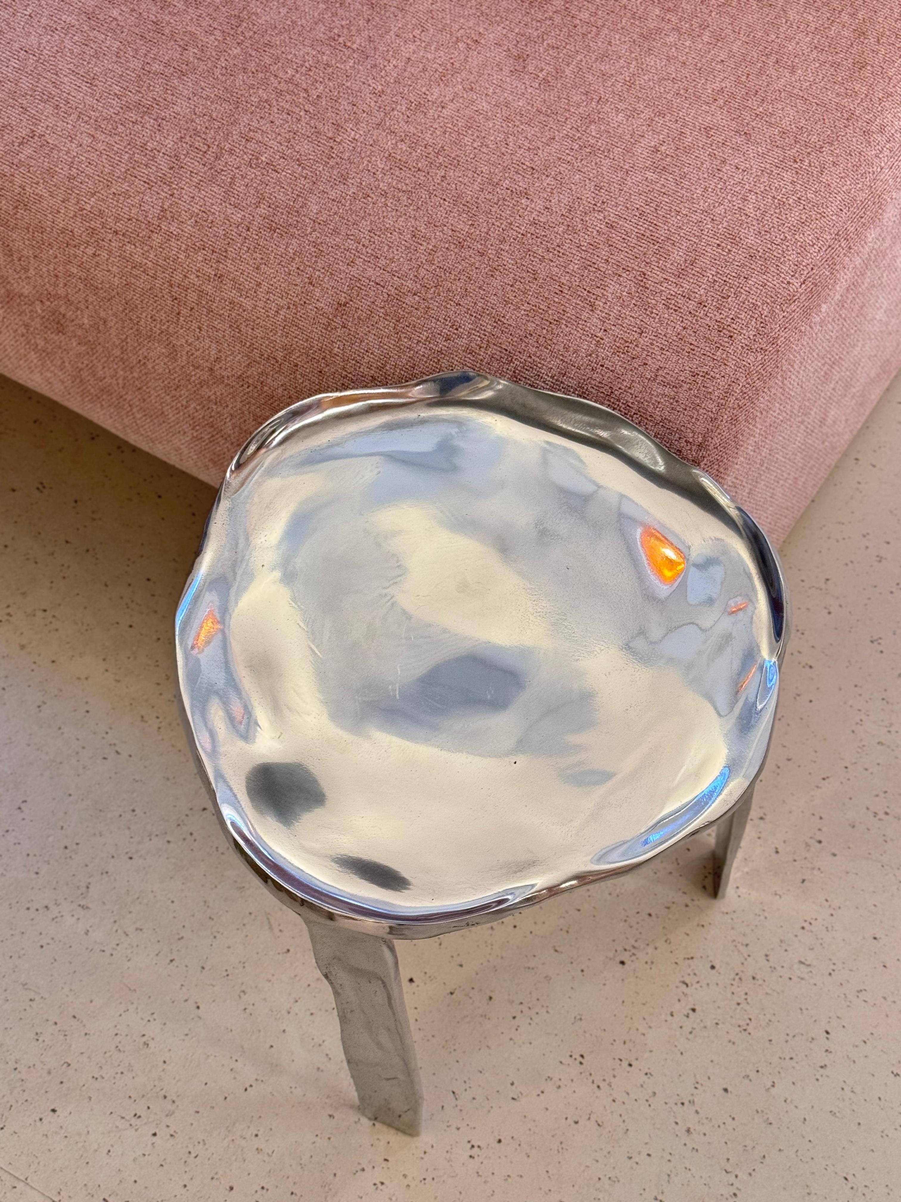 Contemporary brasilianischer Beistelltisch aus Aluminiumguss (Brasilianisch) im Angebot