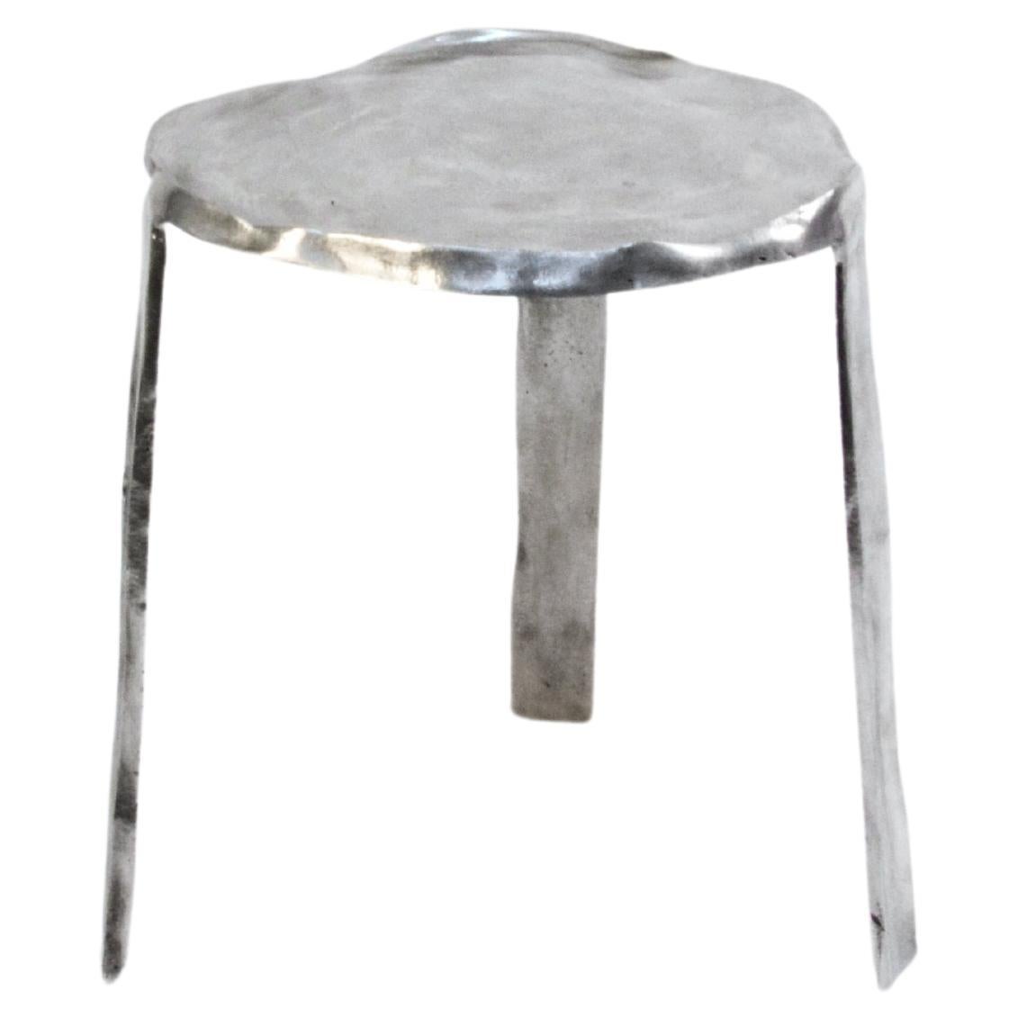 Mesa auxiliar brasileña contemporánea de aluminio fundido