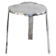 Mesa auxiliar brasileña contemporánea de aluminio fundido