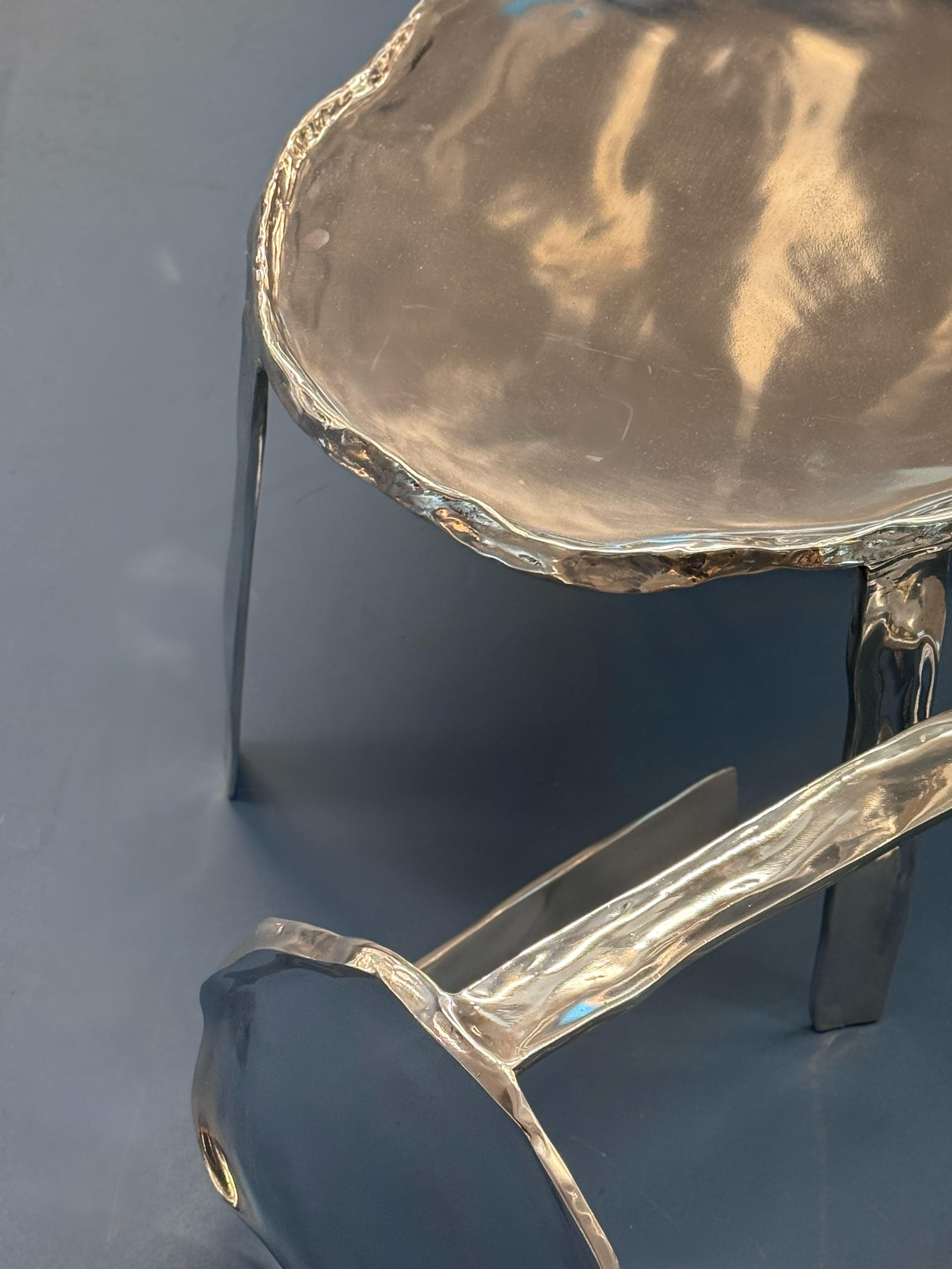 Mesa auxiliar brasileña contemporánea de aluminio fundido - grande en venta 2