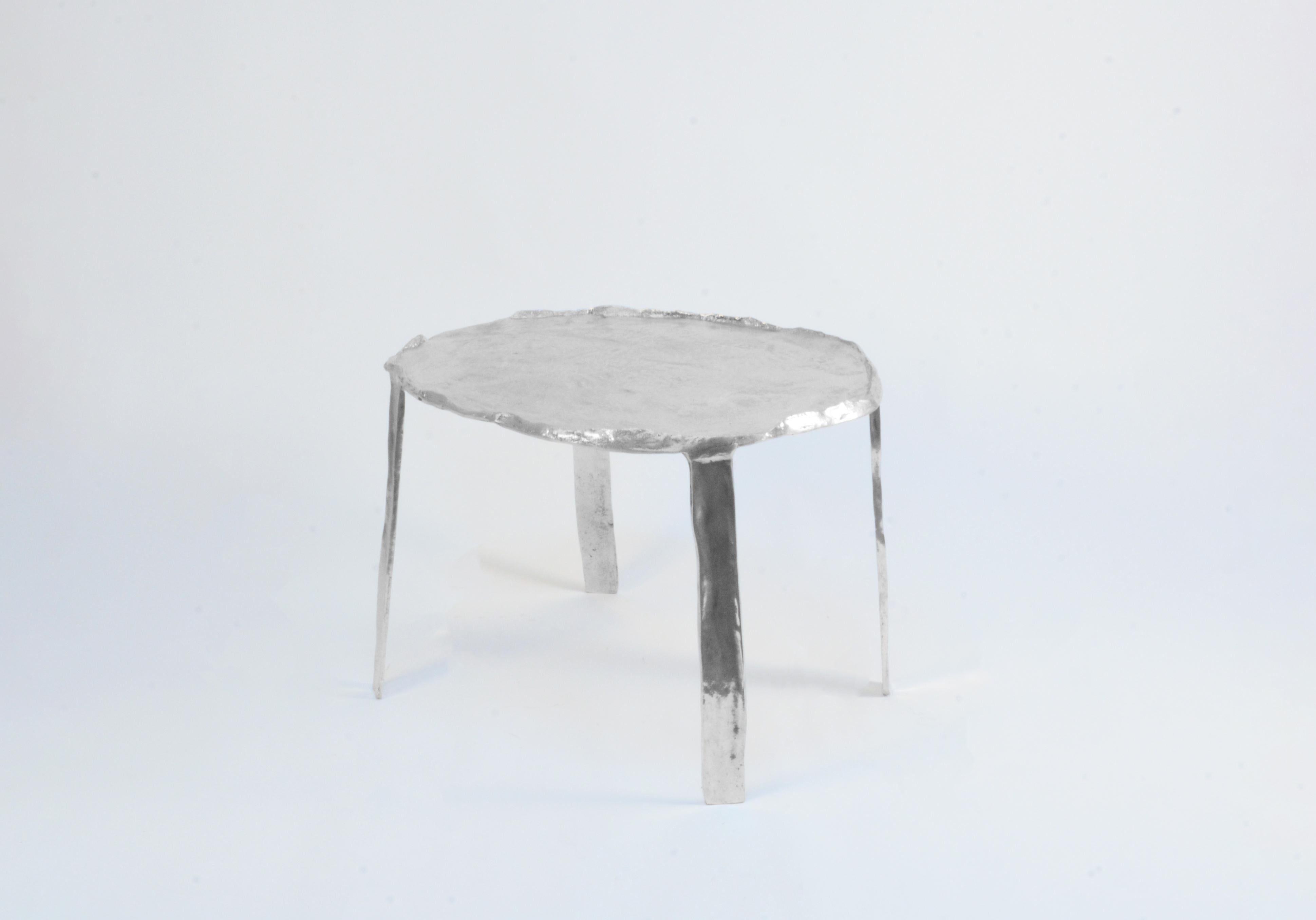 Esta mesa auxiliar es de aluminio fundido, creado en la misma fábrica donde la diseñadora Cris Bertolucci produce todas sus lámparas de metal fundido.
Esta mesa es uno de los primeros objetos creados por la diseñadora, lo que representa un hito