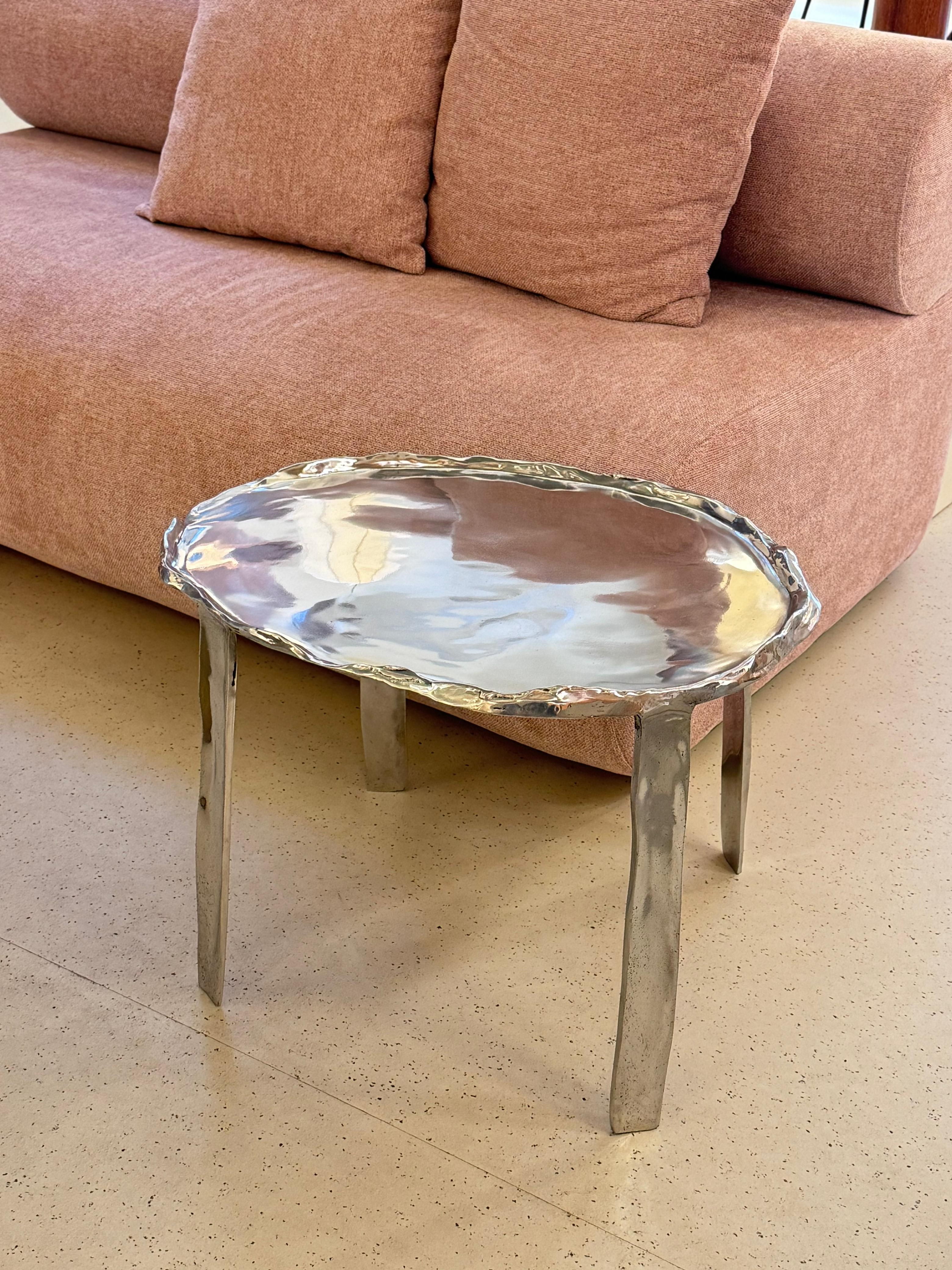 Mesa auxiliar brasileña contemporánea de aluminio fundido - grande Moderno orgánico en venta