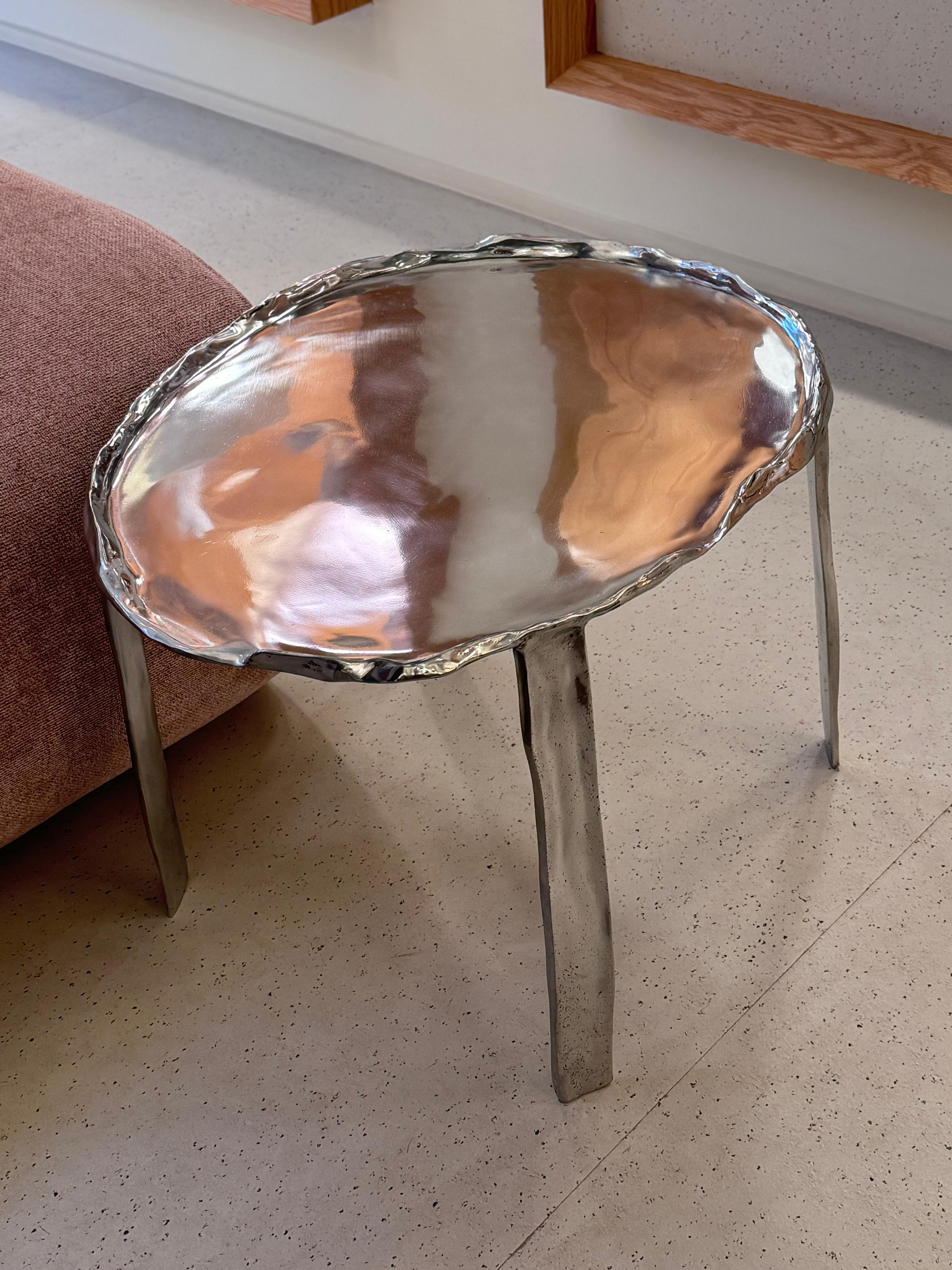 Mesa auxiliar brasileña contemporánea de aluminio fundido - grande Brasileño en venta