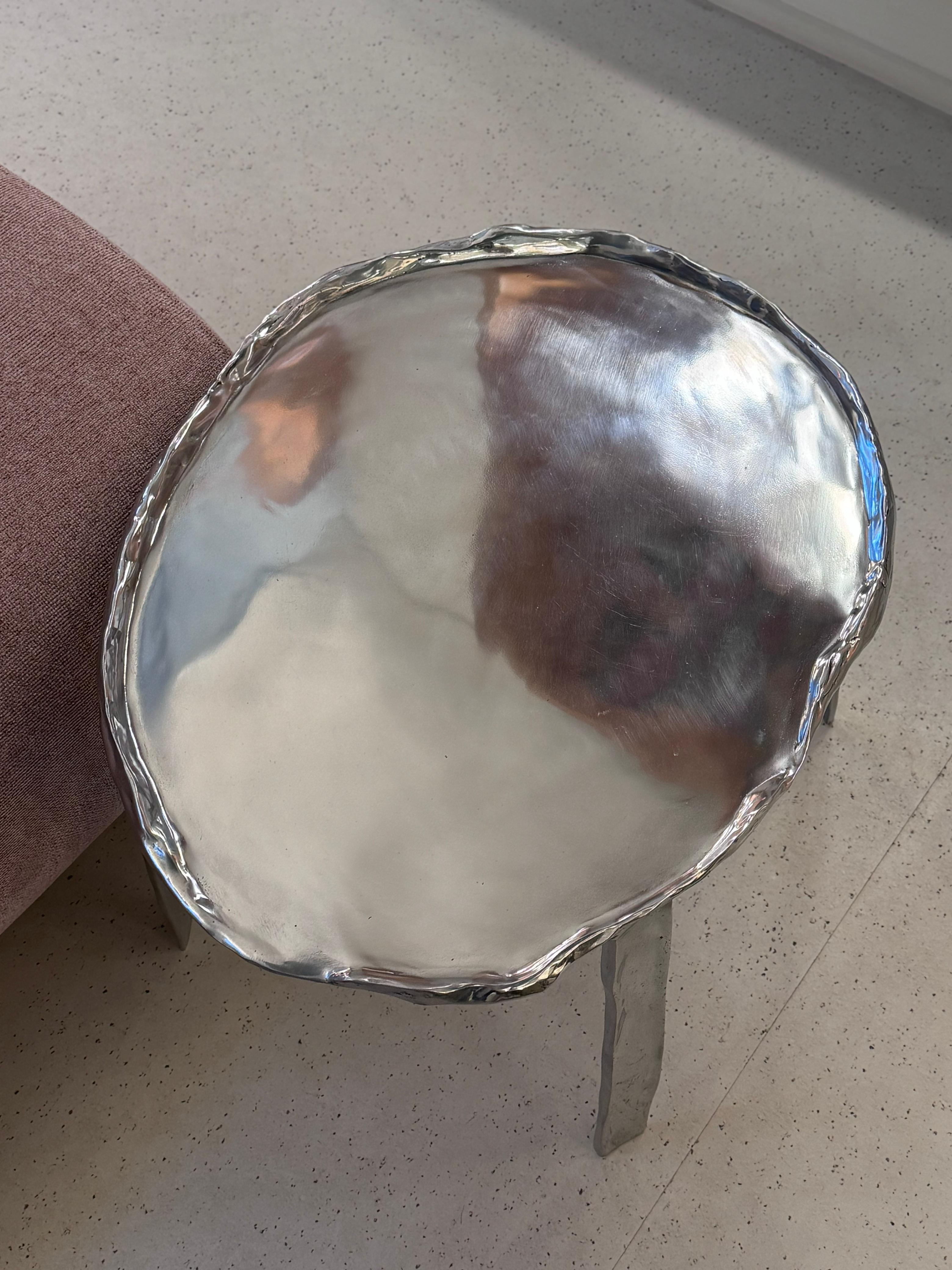 Mesa auxiliar brasileña contemporánea de aluminio fundido - grande Vaciado en venta