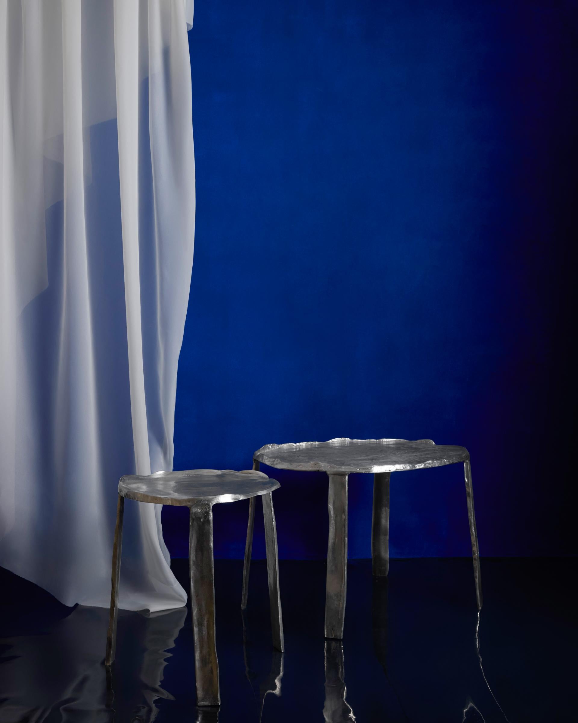 Mesa auxiliar brasileña contemporánea de aluminio fundido - grande Siglo XXI y contemporáneo en venta