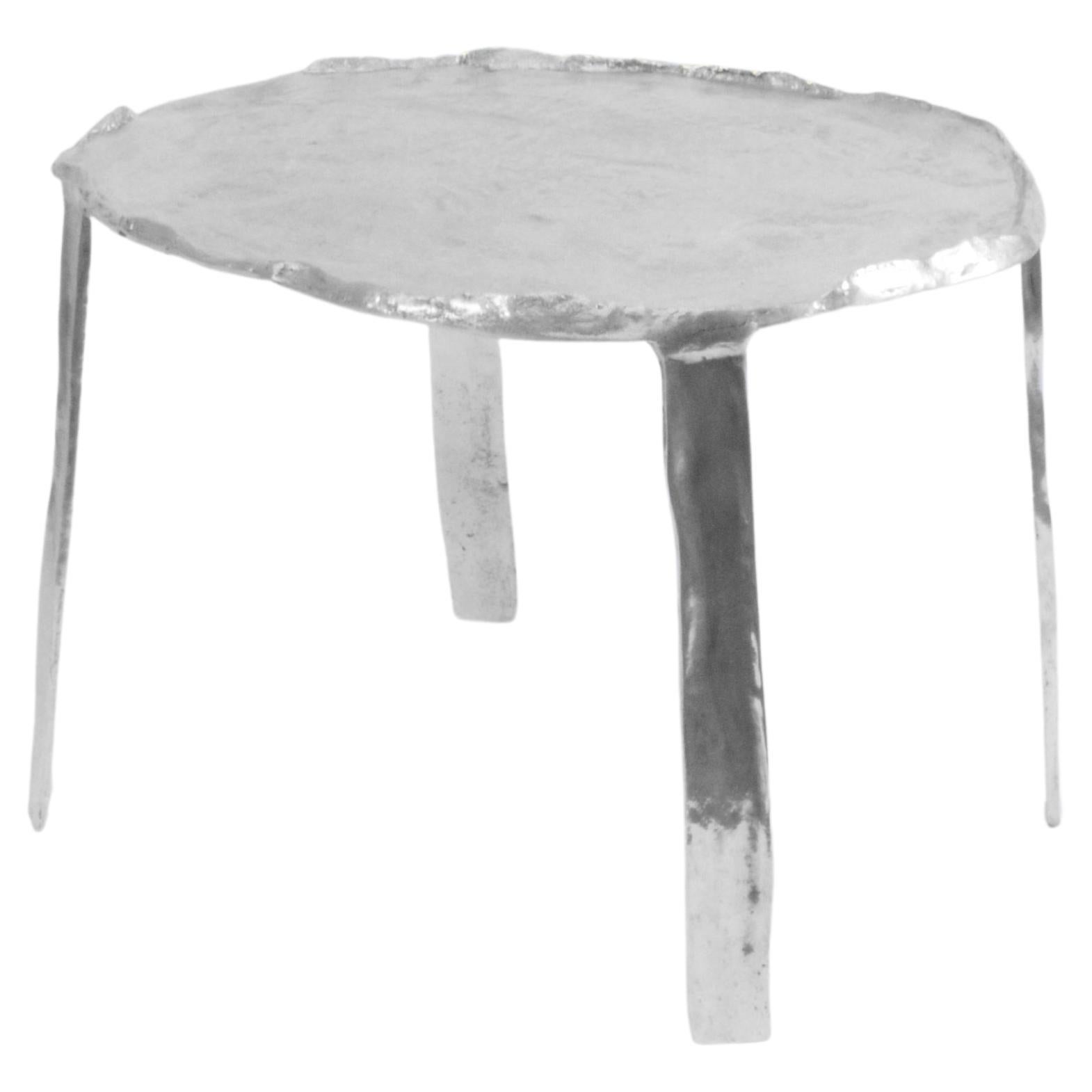 Mesa auxiliar brasileña contemporánea de aluminio fundido - grande en venta