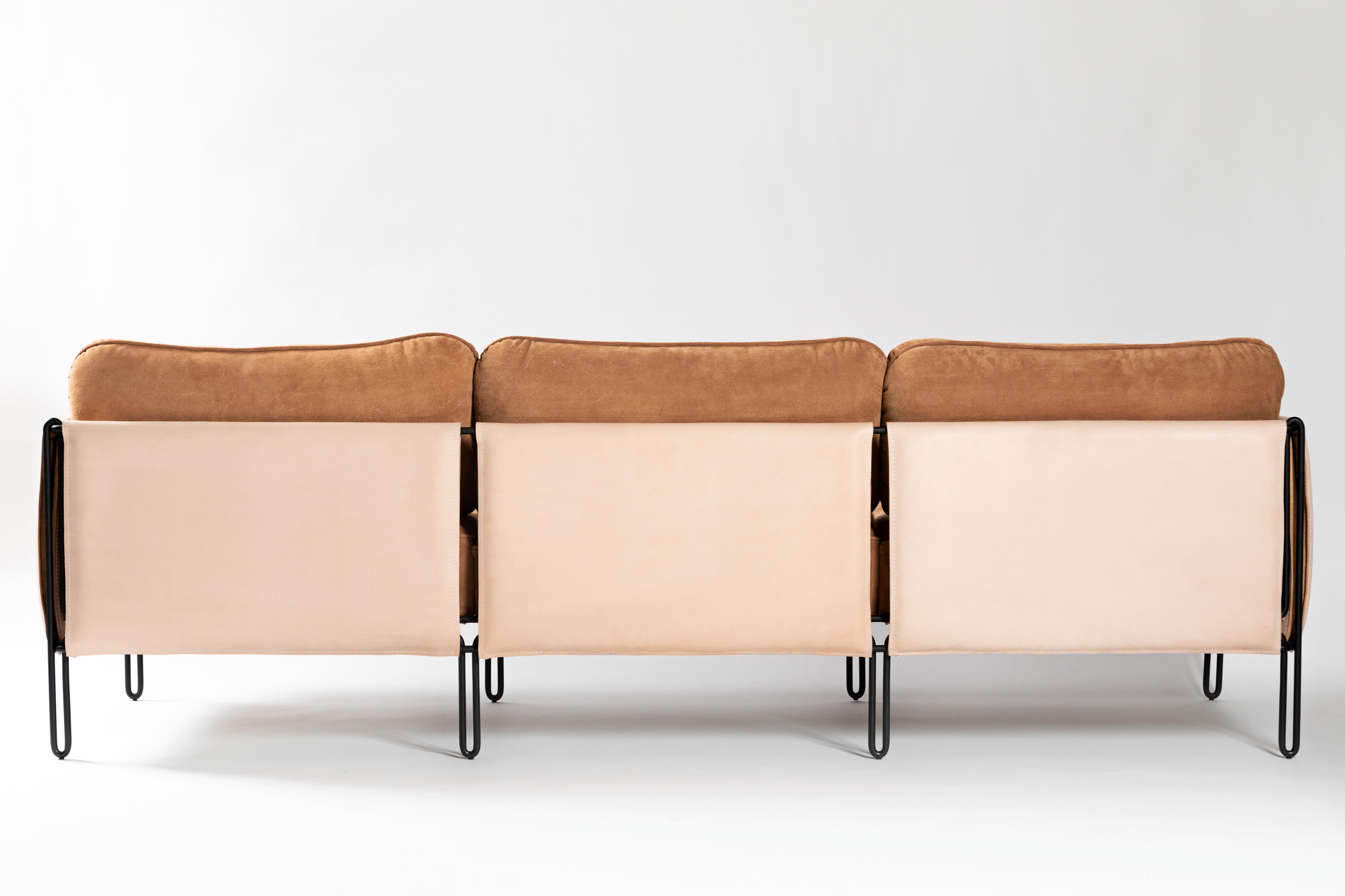 Dieser preisgekrönte Minimalist  sofa aus Stahl und Leder ist mit geometrischen und architektonischen Überlegungen entworfen. Die Leichtigkeit wird durch die zarte Eisenstruktur garantiert, die den Boden sanft abstützt. Die Struktur des Sofas ist