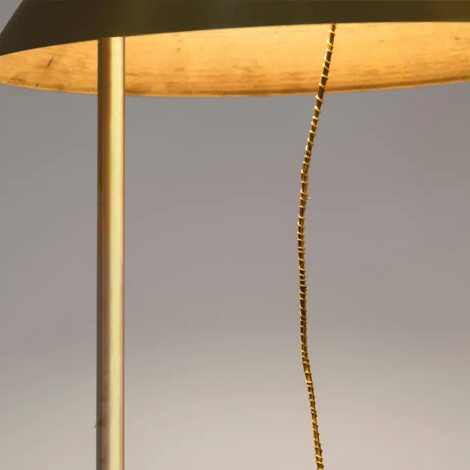 Die Messing-Tischleuchte Nitens ist ein handgefertigtes Objekt, das Teil einer Design-Kollektion ist, die für die brasilianische Beleuchtungsmarke Bertolucci entworfen wurde.
Inspiriert von der brasilianischen Handwerkskunst 