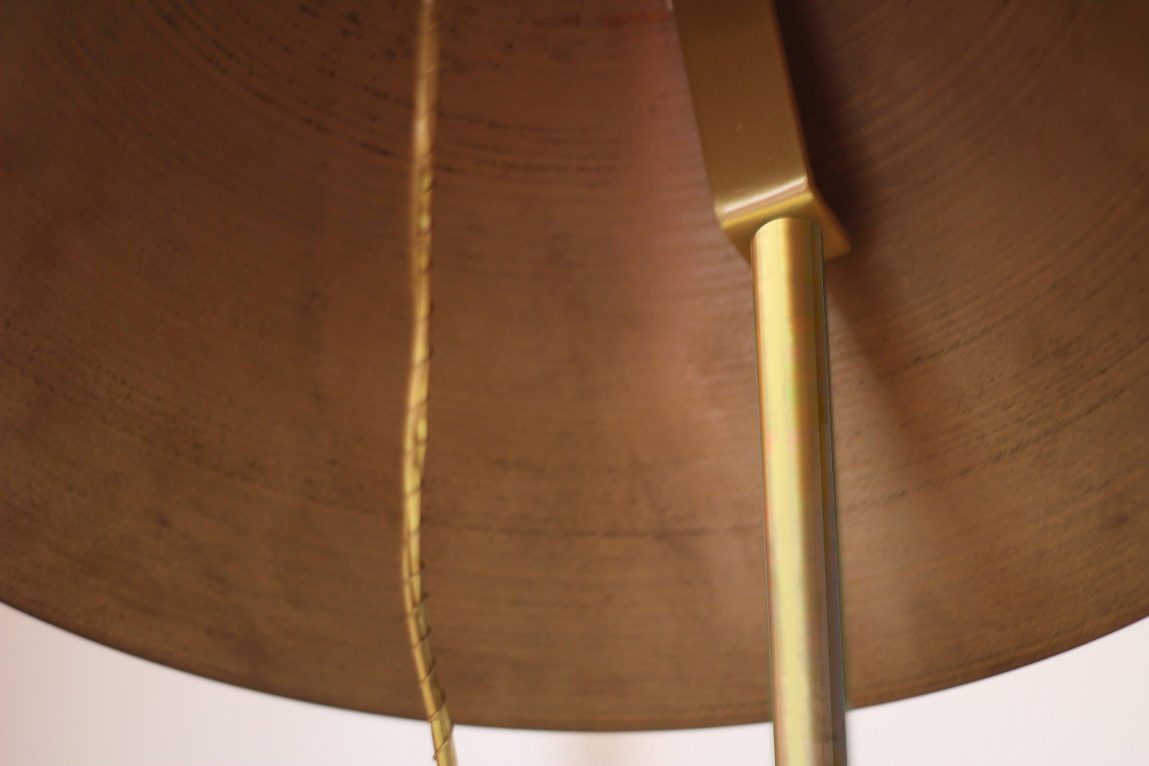 Contemporary Handmade Brazilian Table Lamp aus Messing und handgewebtem Messing  (Gebürstet) im Angebot