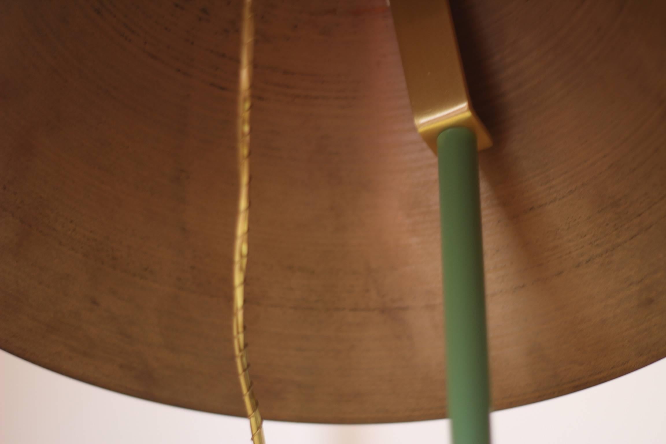 Lámpara de mesa brasileña contemporánea de latón Moldeado en venta