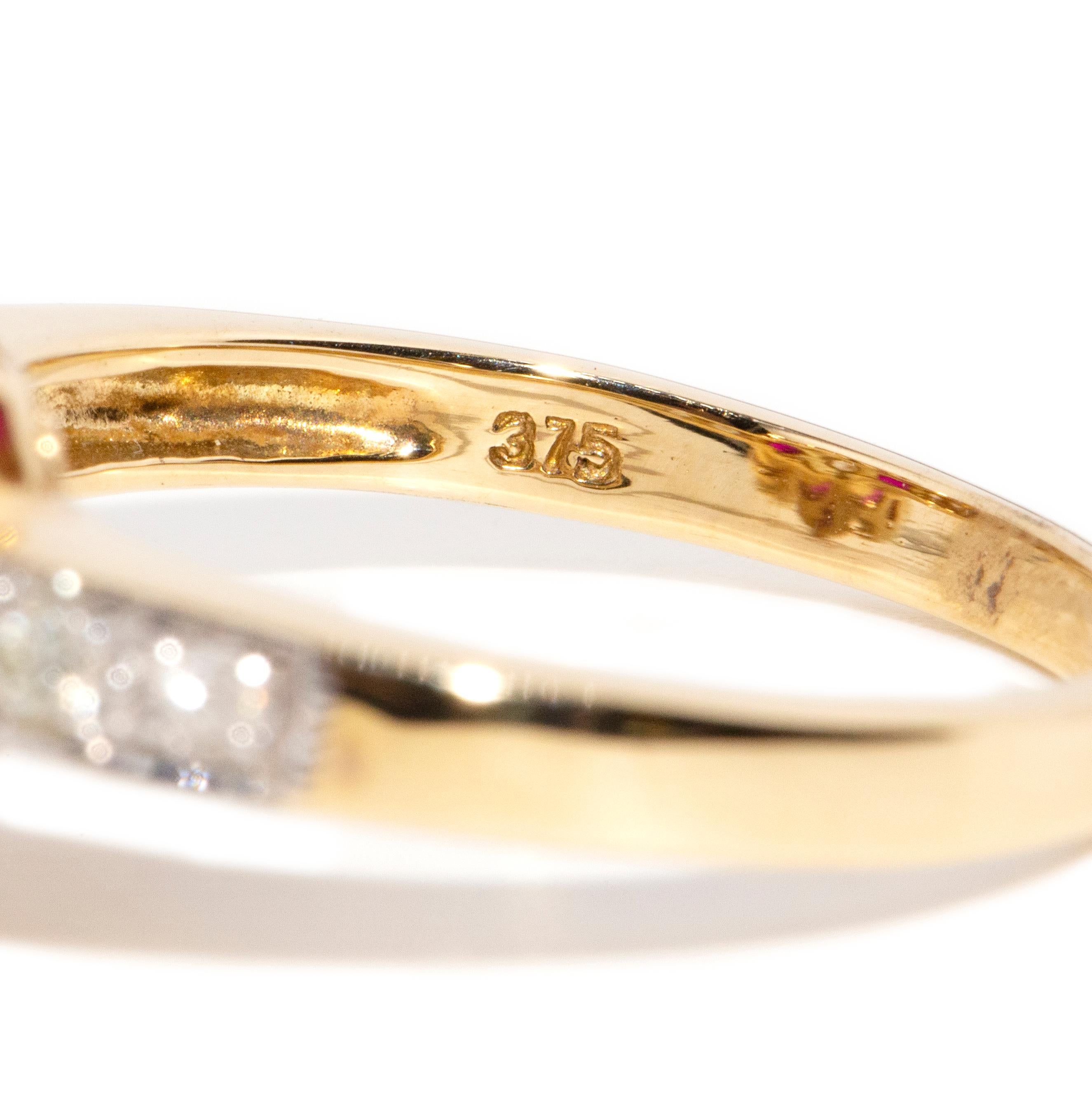 Vintage inspirierter leuchtend tiefroter Rubin & Diamant-Cluster-Ring 9 Karat Gelbgold im Angebot 5