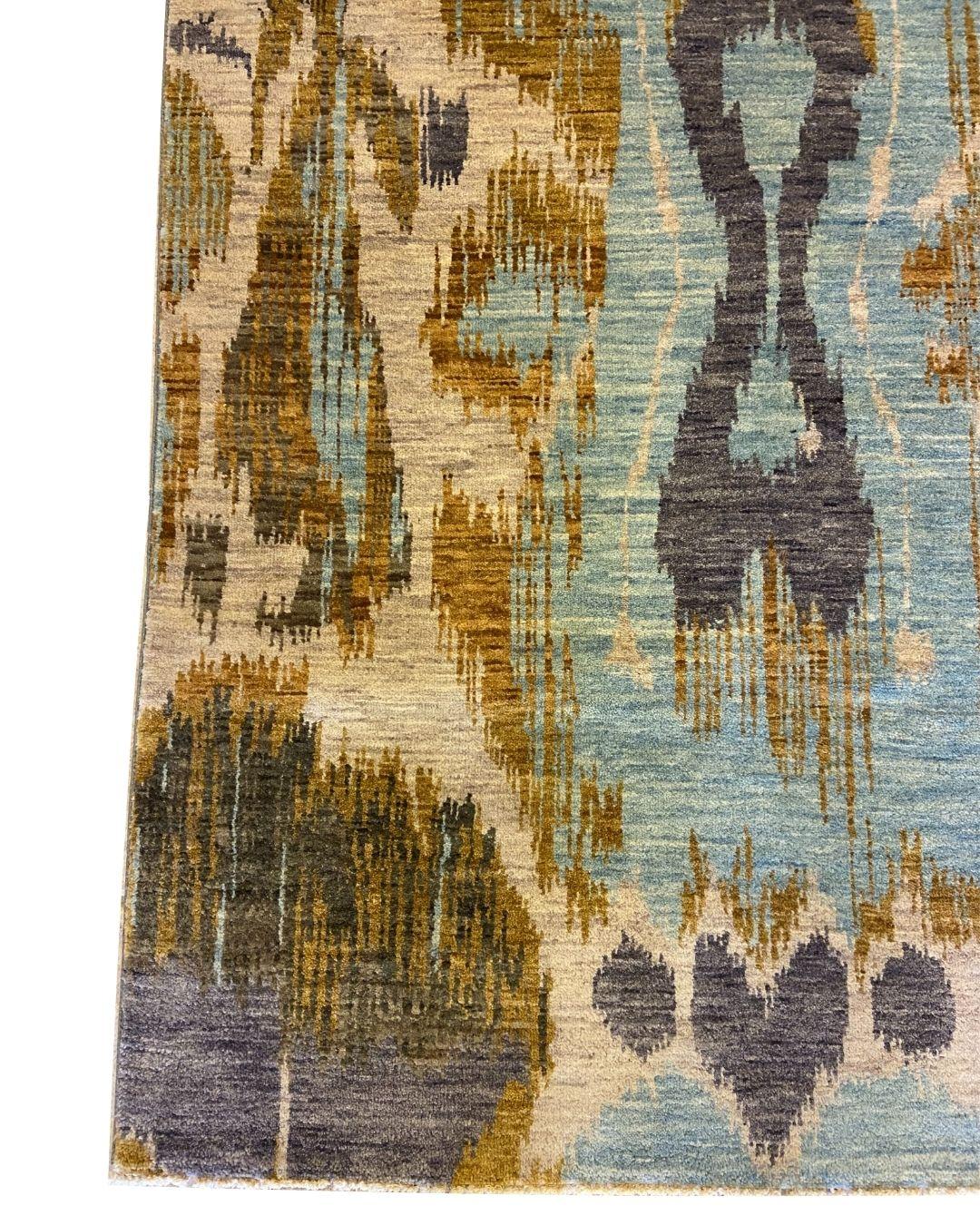 Tissé à la main Tapis contemporain en laine Ikat indien brillant bleu, or, gris et crème, 4 pi x 6 pi en vente