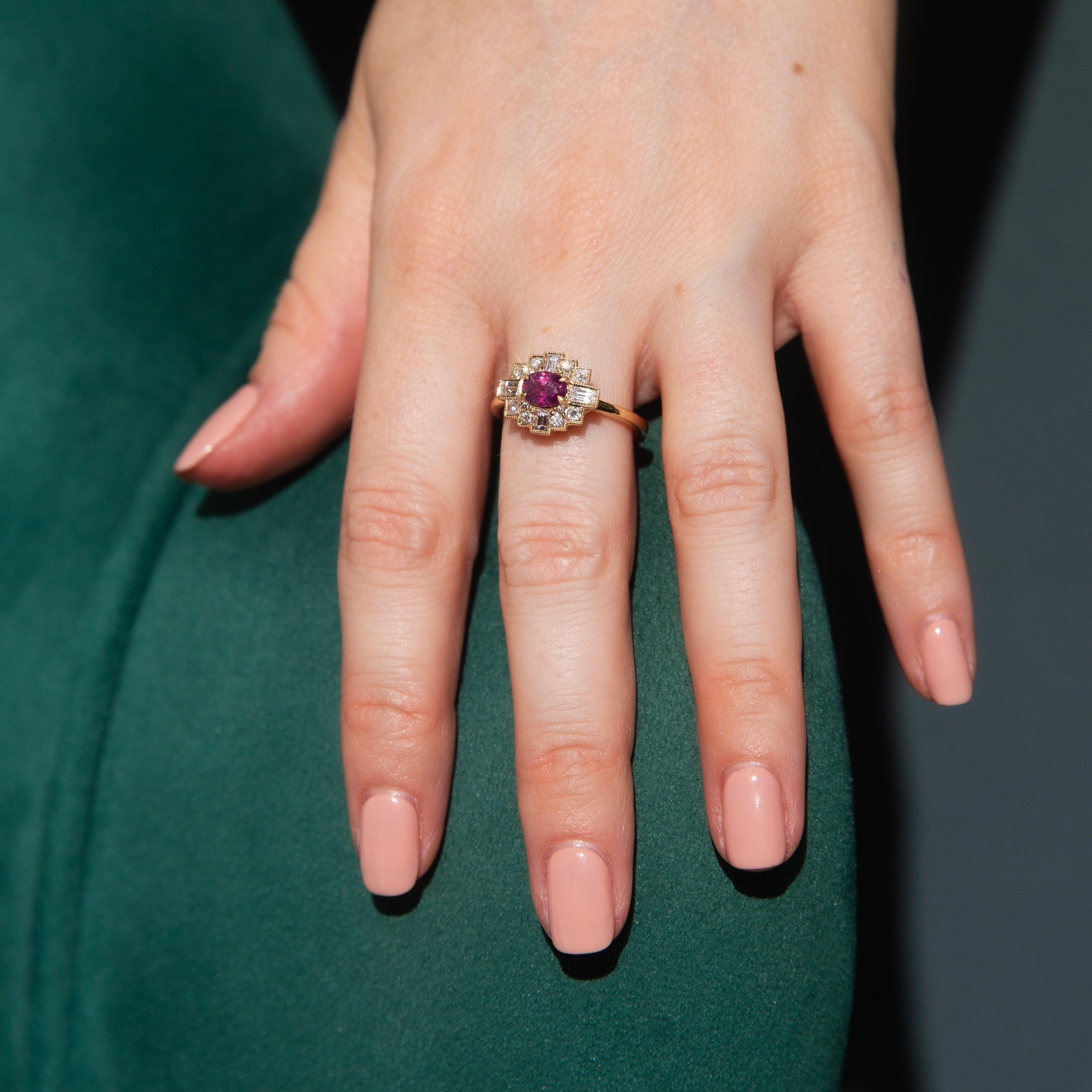 Contemporary Bright Red Ruby & Brilliant Diamond Halo RIng 18 Karat Gelbgold 1