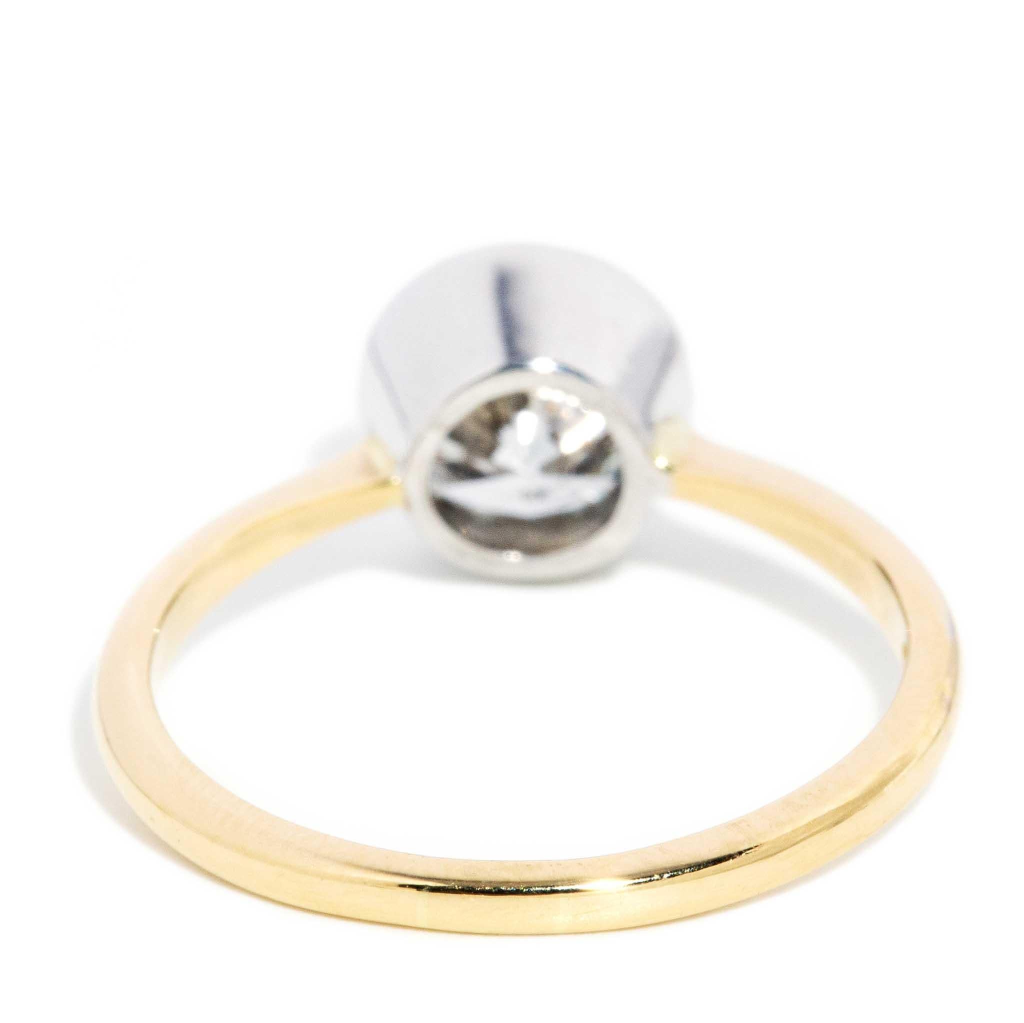 Bague solitaire contemporaine en or jaune et blanc 18ct avec diamant taillé en brillant en vente 4
