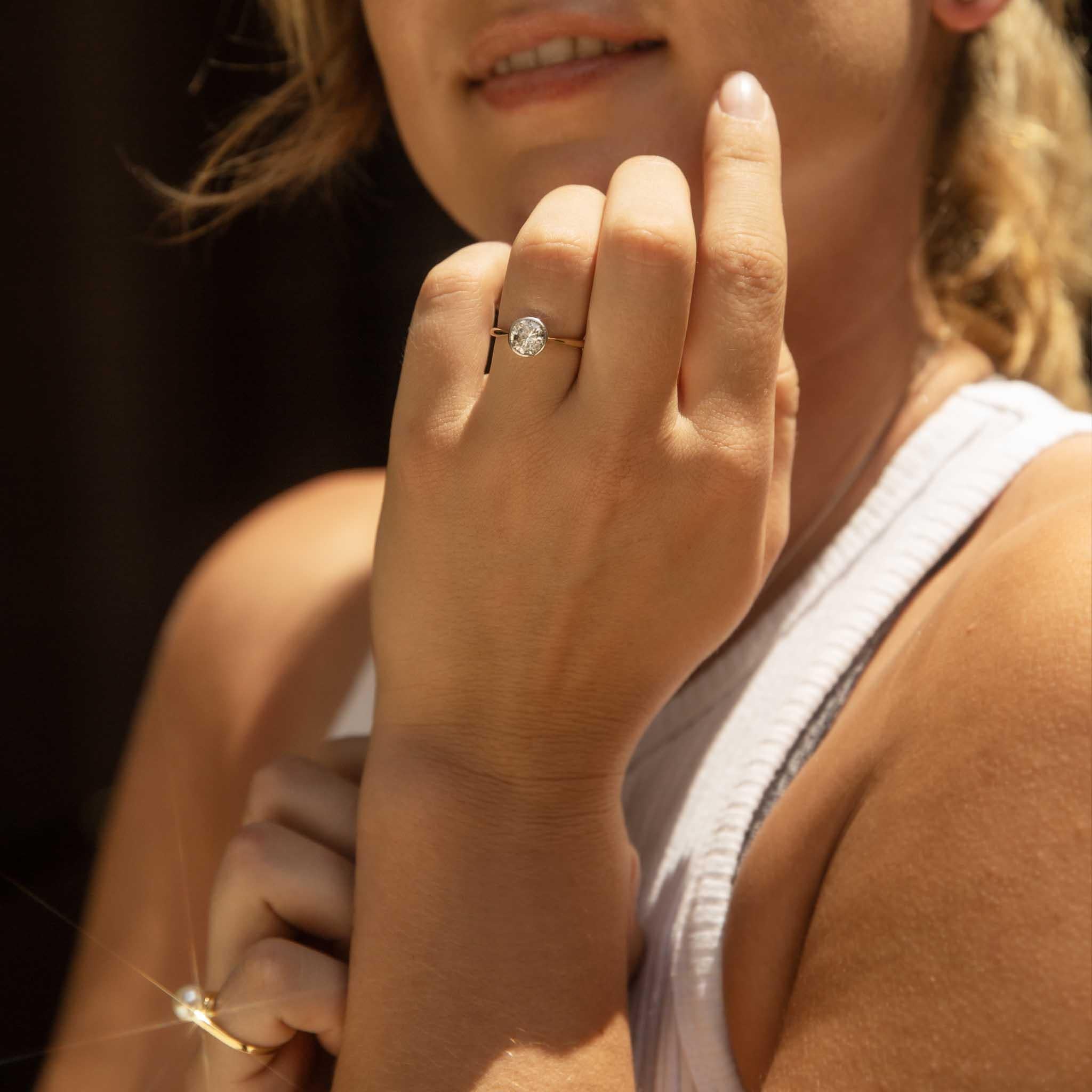 Bague solitaire contemporaine en or jaune et blanc 18ct avec diamant taillé en brillant Bon état - En vente à Hamilton, AU