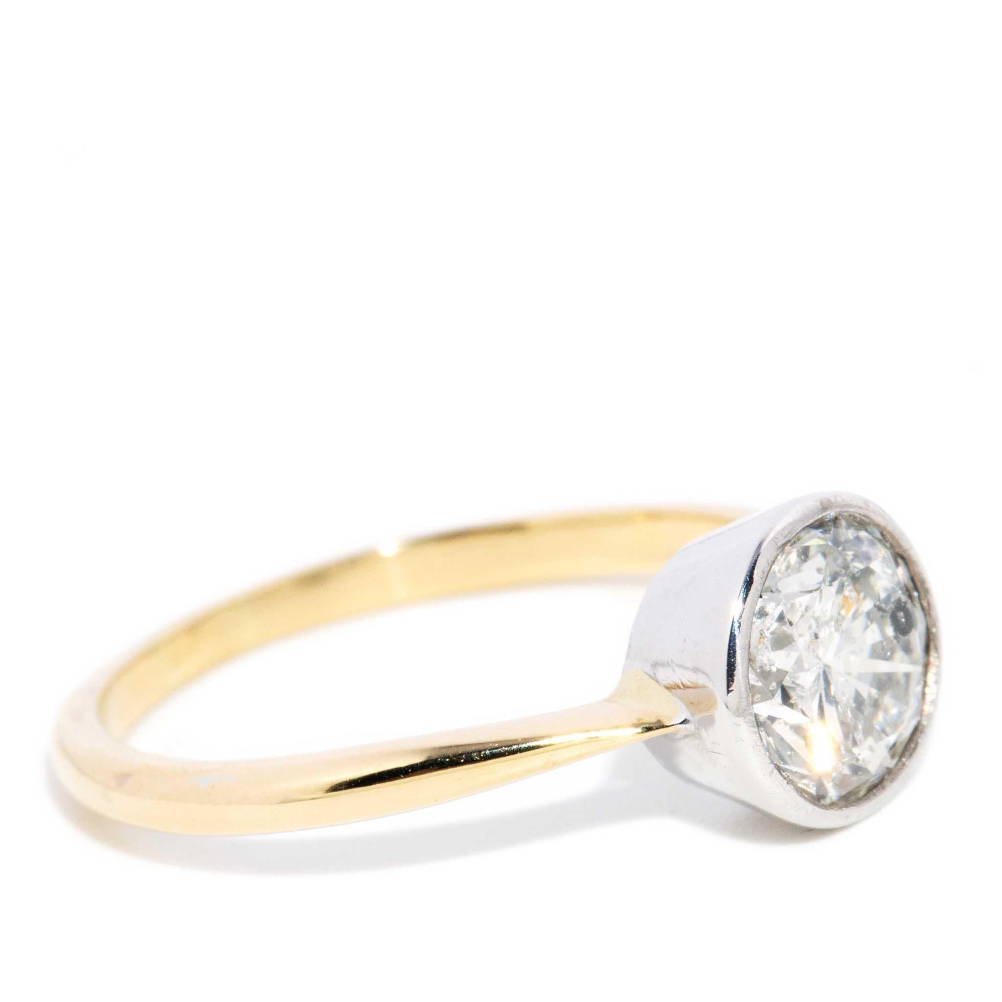 Bague solitaire contemporaine en or jaune et blanc 18ct avec diamant taillé en brillant Pour femmes en vente