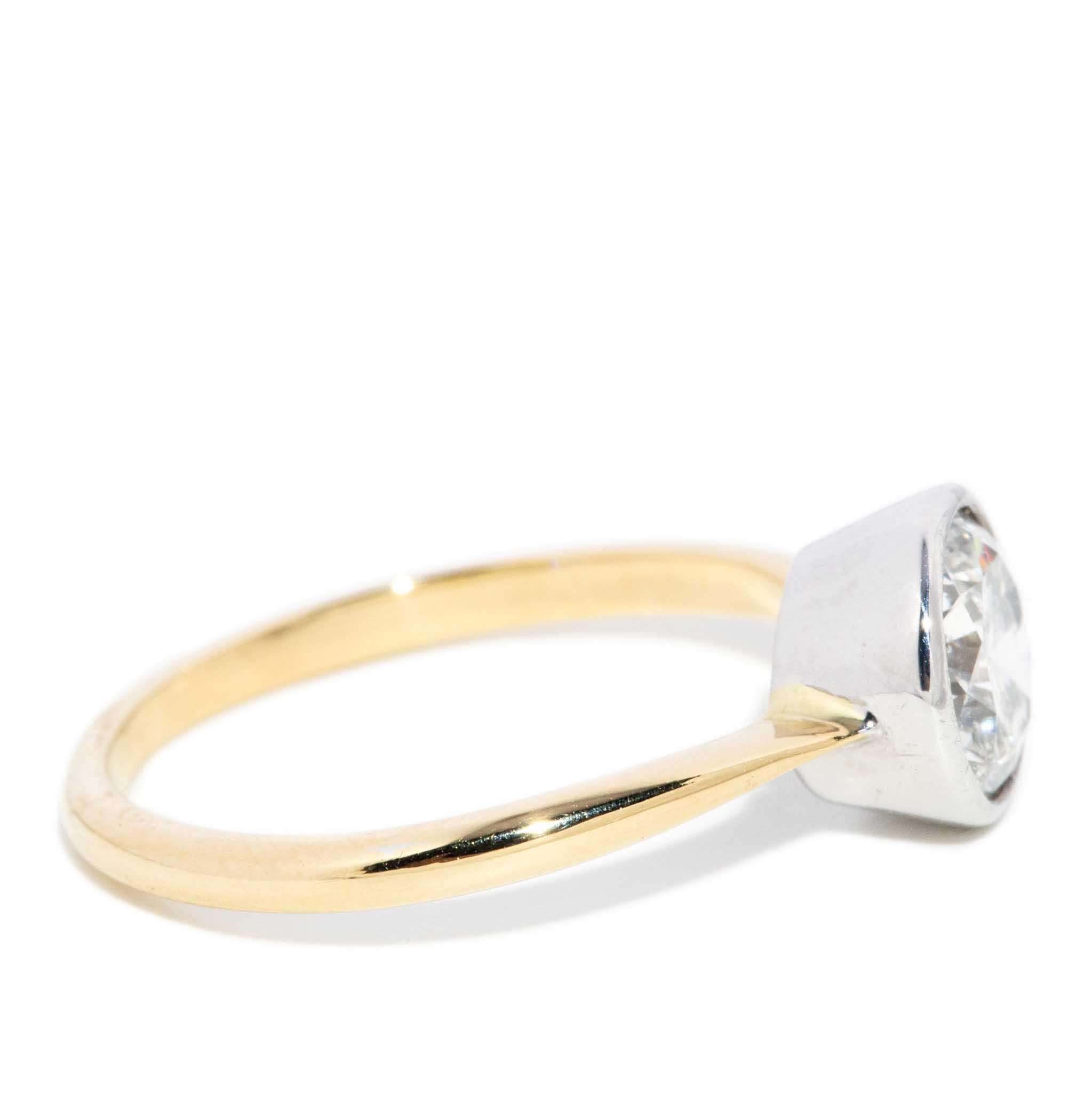 Bague solitaire contemporaine en or jaune et blanc 18ct avec diamant taillé en brillant en vente 1
