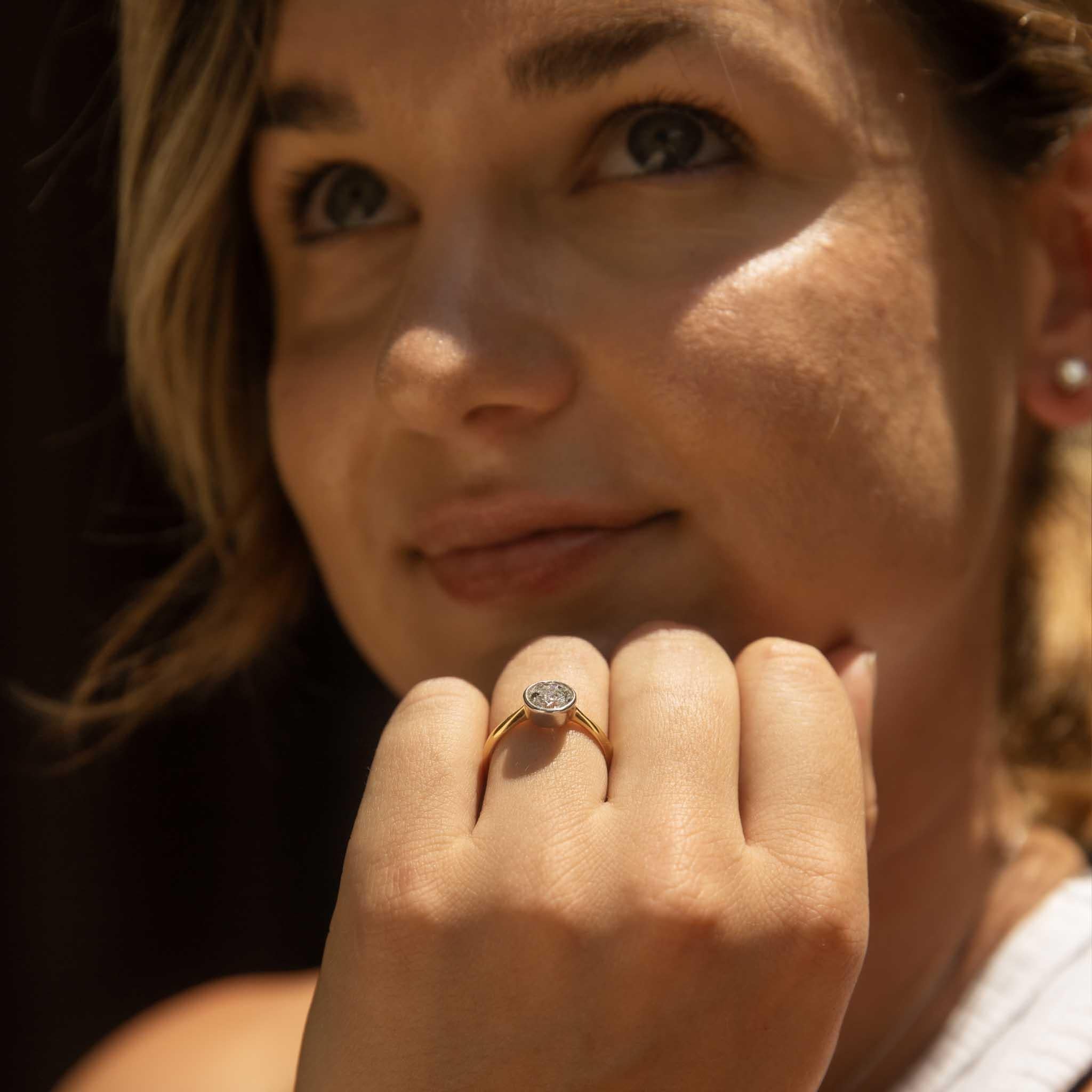 Bague solitaire contemporaine en or jaune et blanc 18ct avec diamant taillé en brillant en vente 2