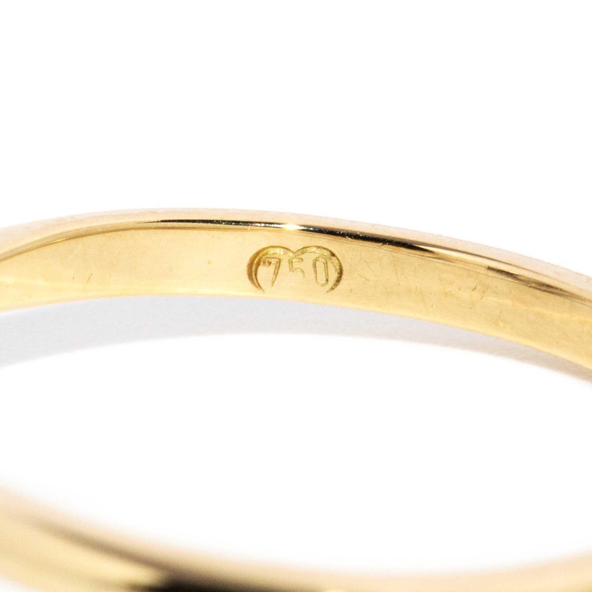 Bague solitaire contemporaine en or jaune et blanc 18ct avec diamant taillé en brillant en vente 3