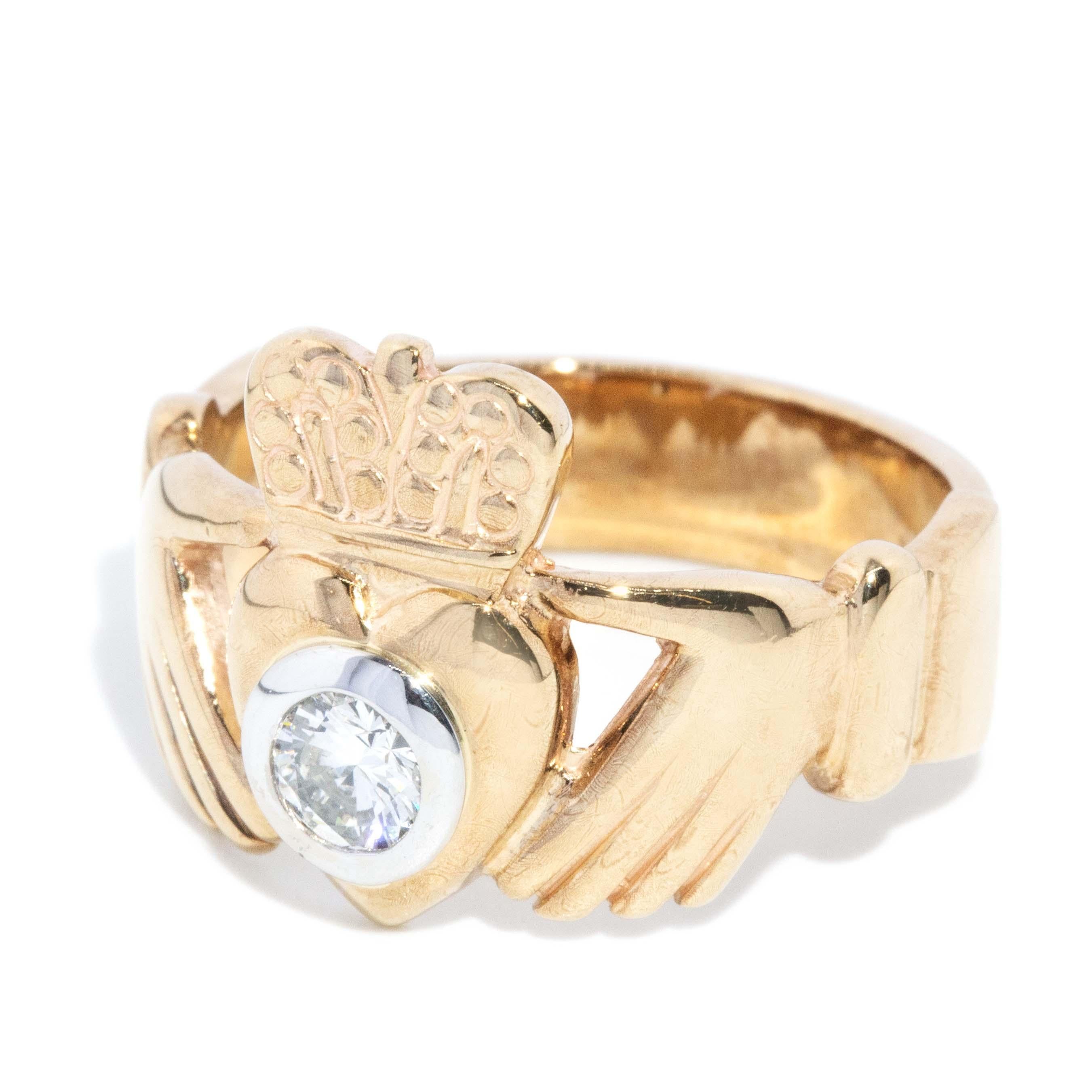 Zeitgenössischer Brillant Diamant Claddagh Beziehungsring 9 Karat Gelbgold (Moderne) im Angebot