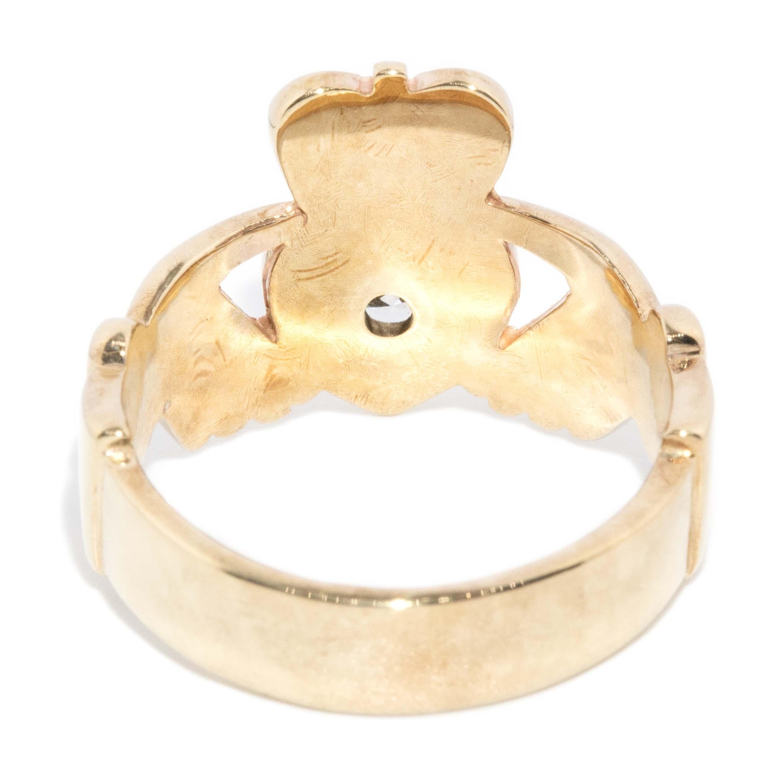 Zeitgenössischer Brillant Diamant Claddagh Beziehungsring 9 Karat Gelbgold im Angebot 1
