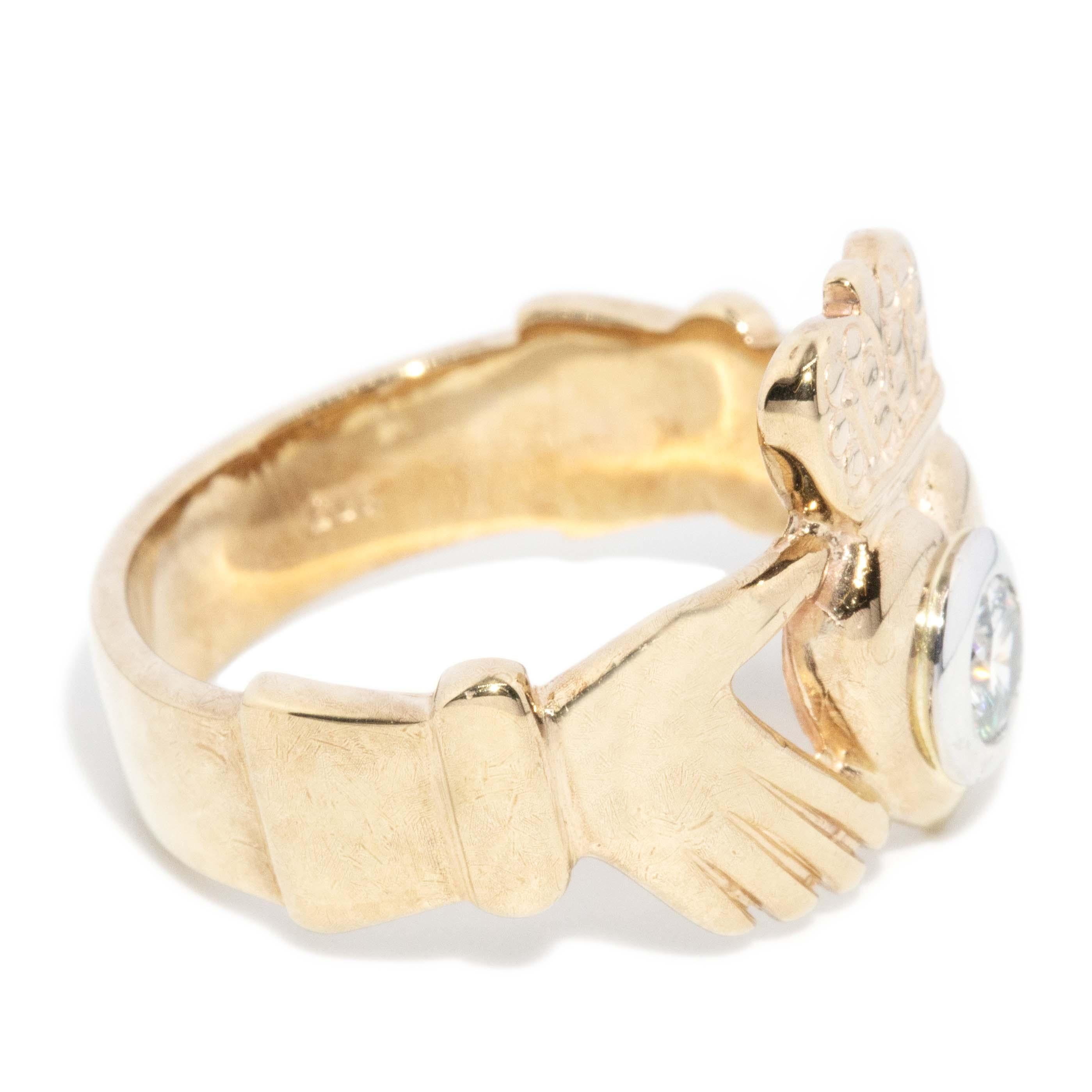 Zeitgenössischer Brillant Diamant Claddagh Beziehungsring 9 Karat Gelbgold im Angebot 3