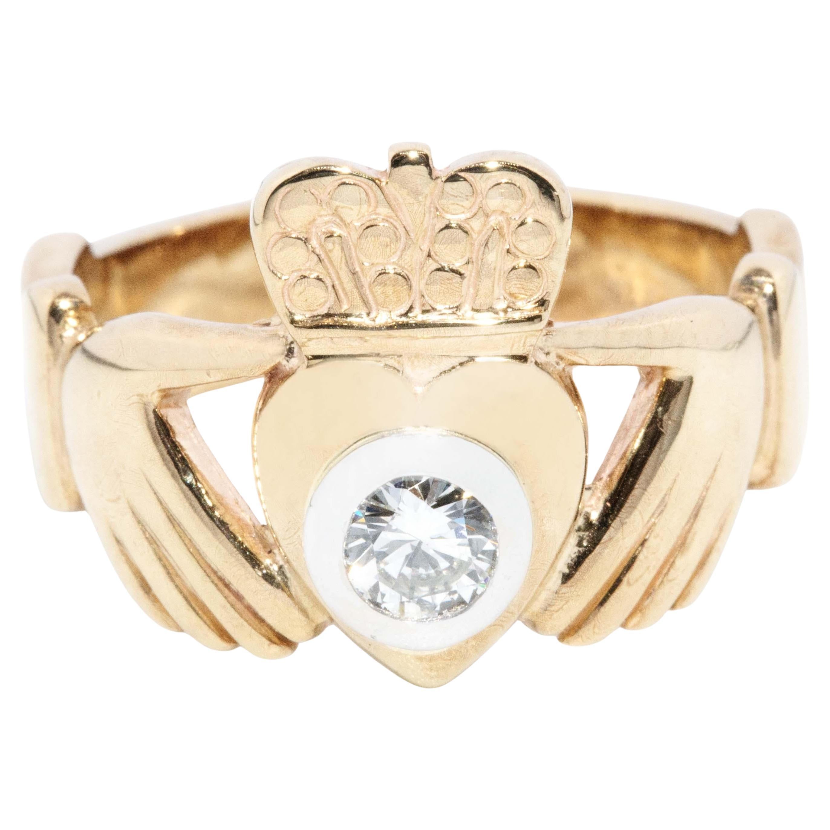 Zeitgenössischer Brillant Diamant Claddagh Beziehungsring 9 Karat Gelbgold im Angebot