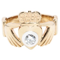 Zeitgenössischer Brillant Diamant Claddagh Beziehungsring 9 Karat Gelbgold