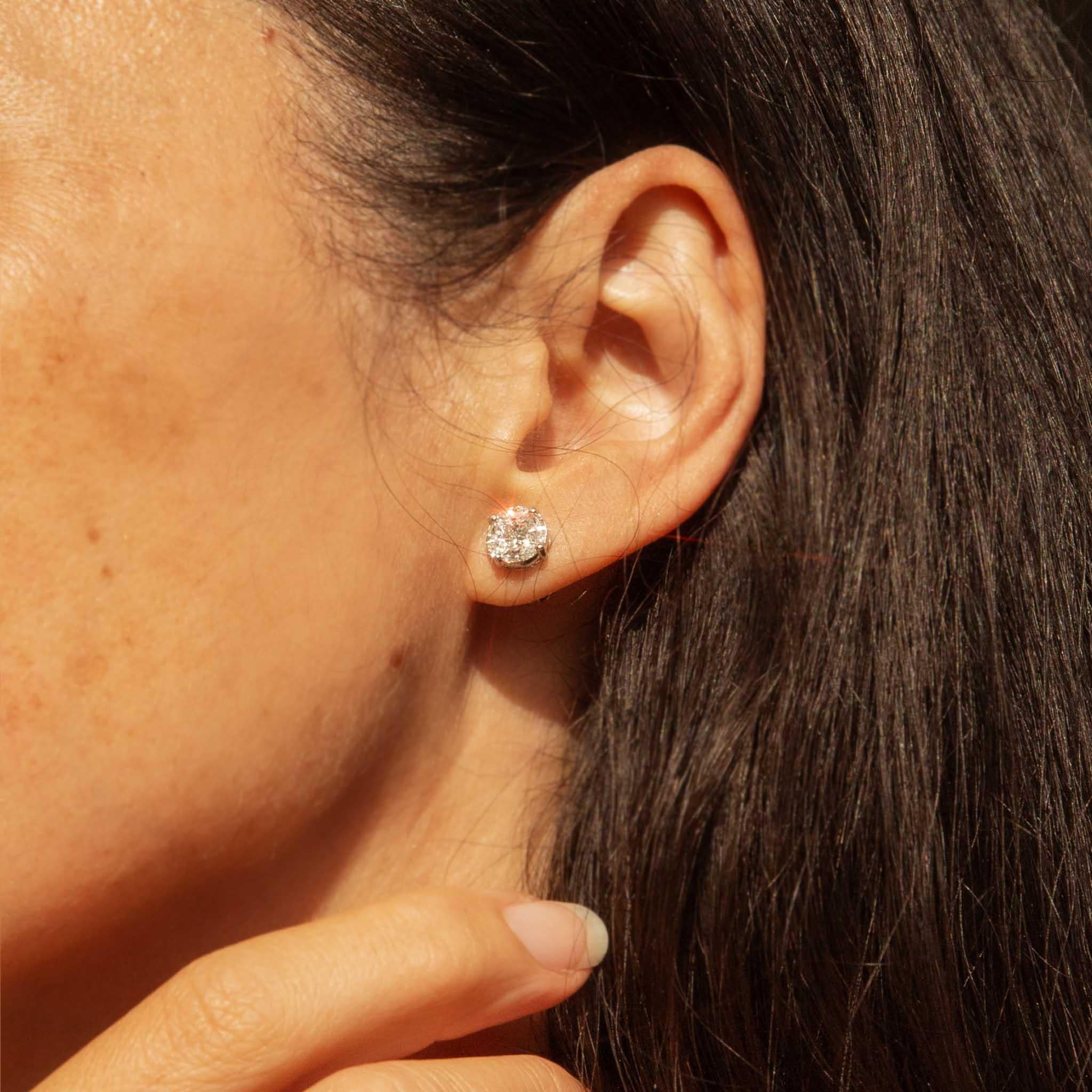 Our exquisite Tertia Earrings showcase a radiant cluster of diamonds, their facets sparkling with a dazzling brilliance that rivals stars in the night sky. Her diamonds, set in 18 carat white gold, form a stunning constellation of light, reflecting