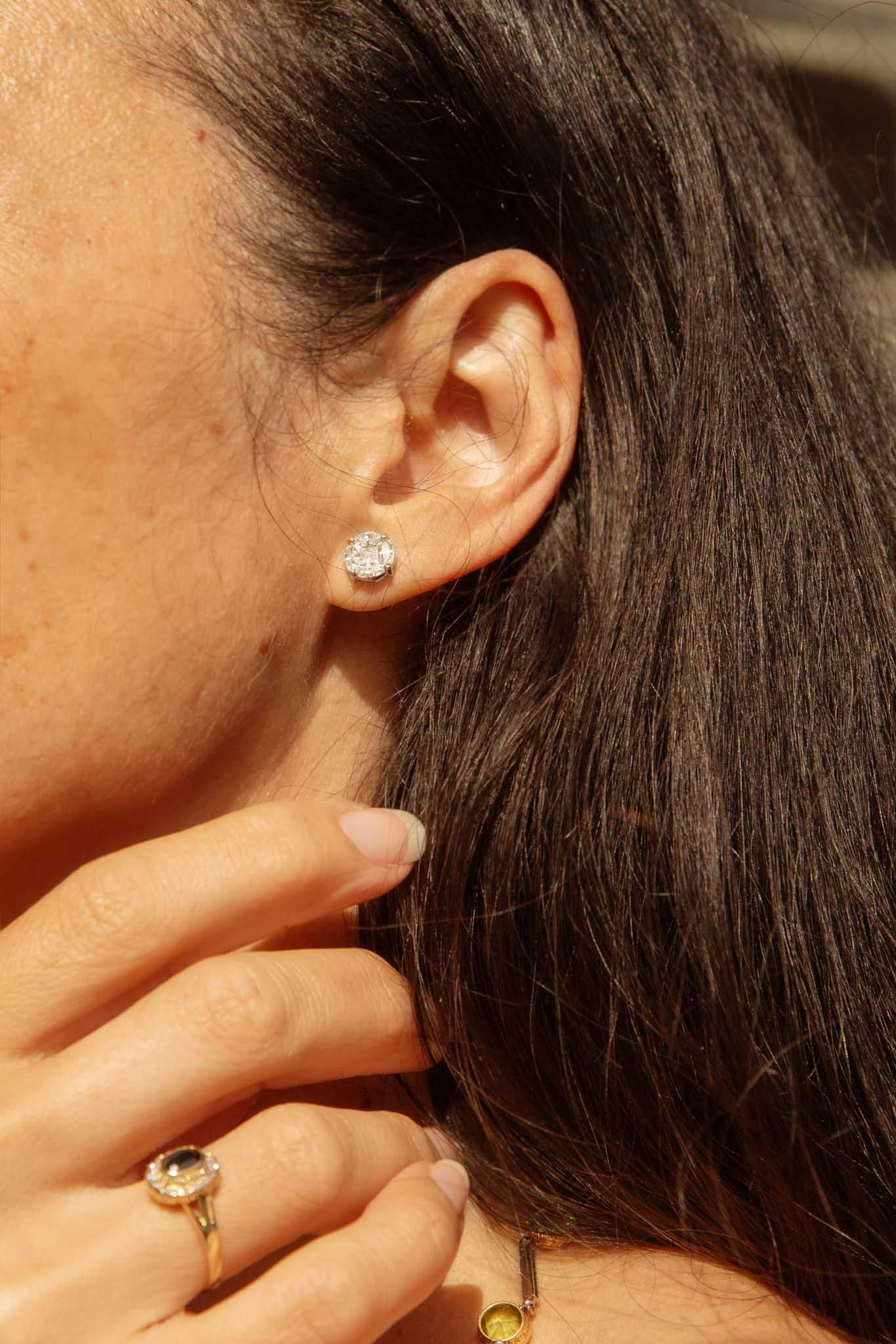 Contemporary Brilliant Diamond Cluster Studs 18 Carat White Gold For Sale 1