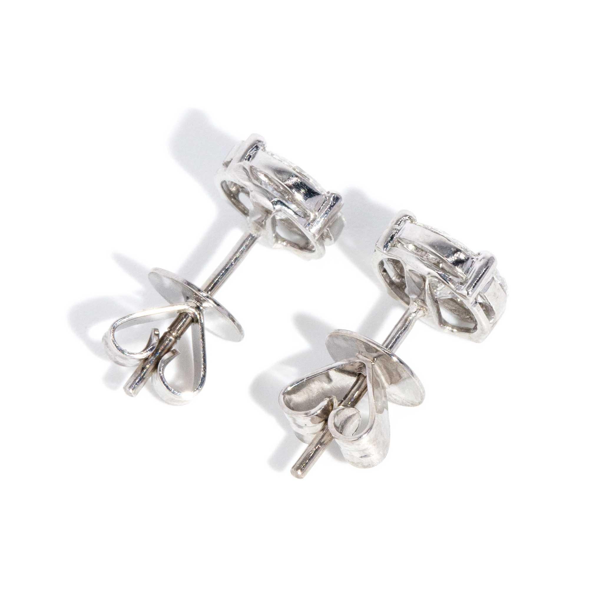 Contemporary Brilliant Diamond Cluster Studs 18 Carat White Gold For Sale 2