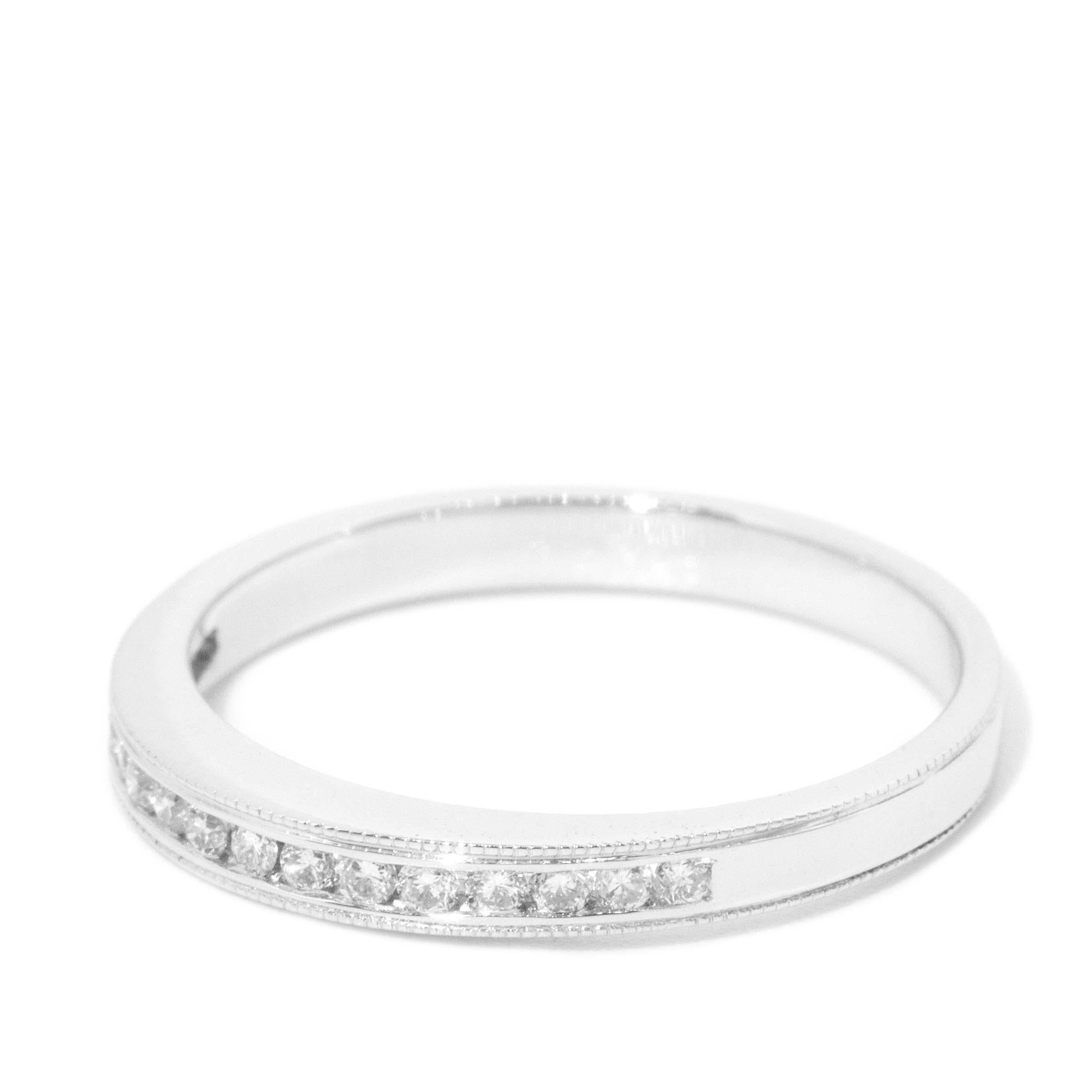 Contemporaneo Anello di eternità con diamante a brillante contemporaneo in oro bianco 18 carati in vendita