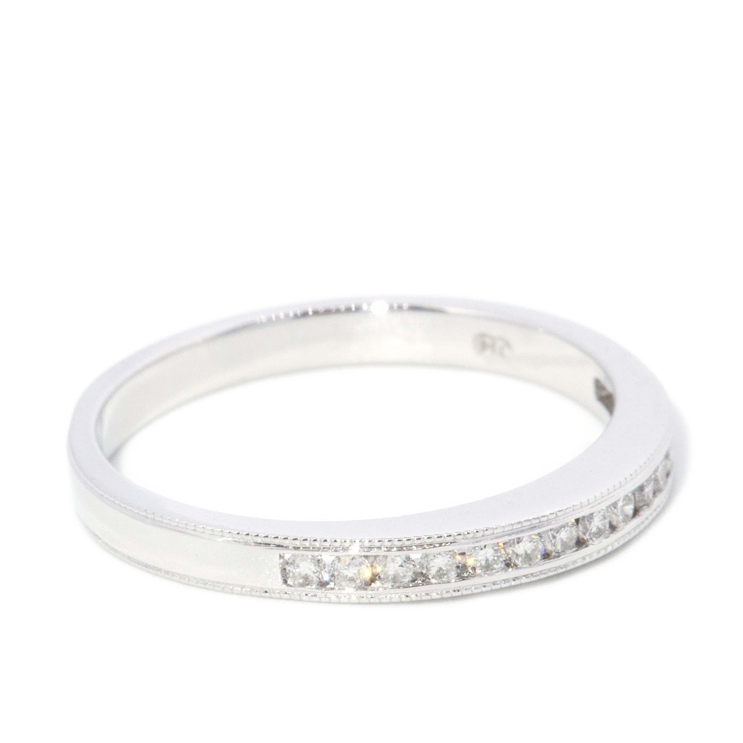 Anello di eternità con diamante a brillante contemporaneo in oro bianco 18 carati In condizioni buone in vendita a Hamilton, AU