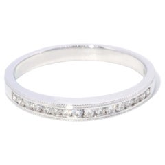 Anello di eternità con diamante a brillante contemporaneo in oro bianco 18 carati