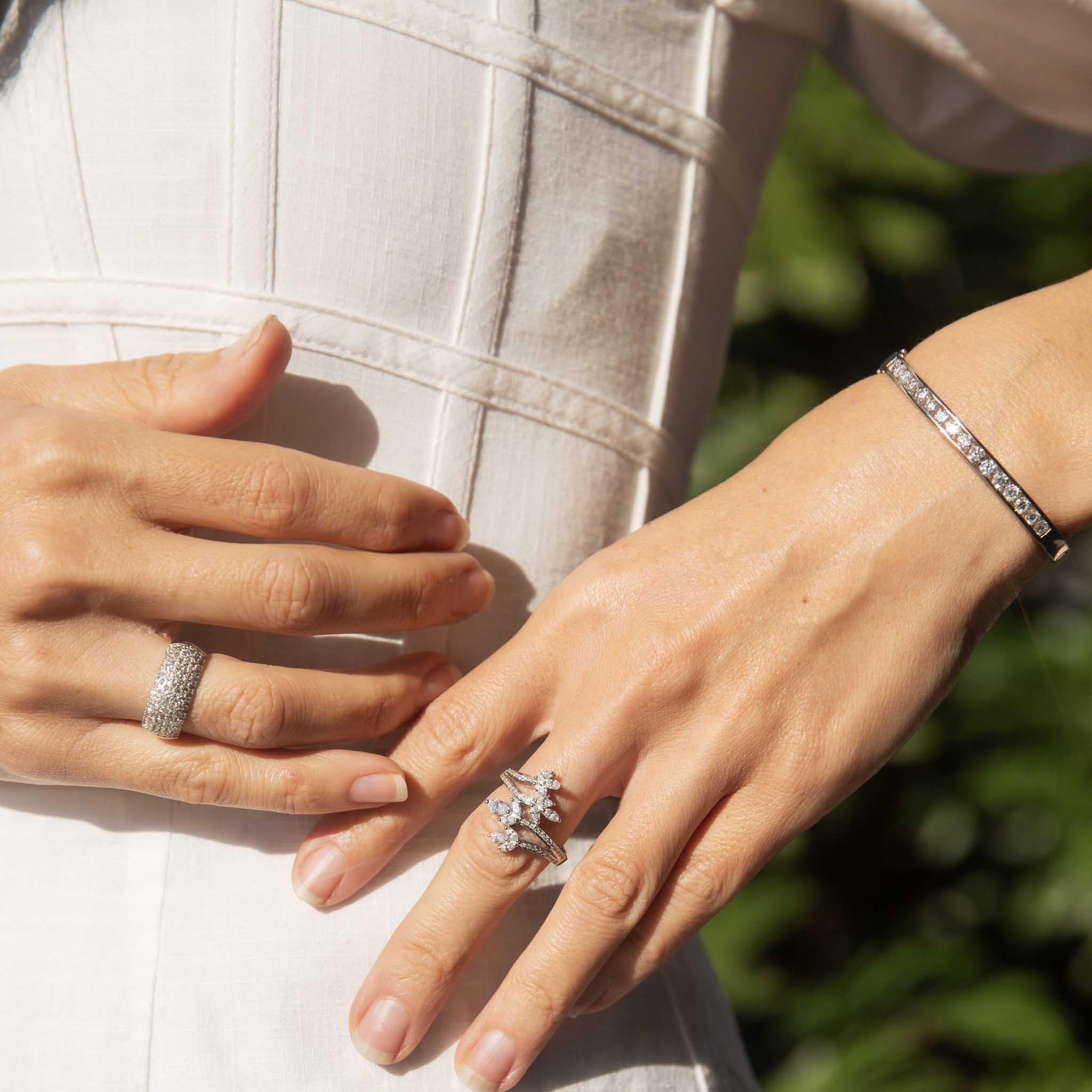 Bracelet à charnière en or blanc 18 carats avec diamant Brilliante Contemporary en vente 4