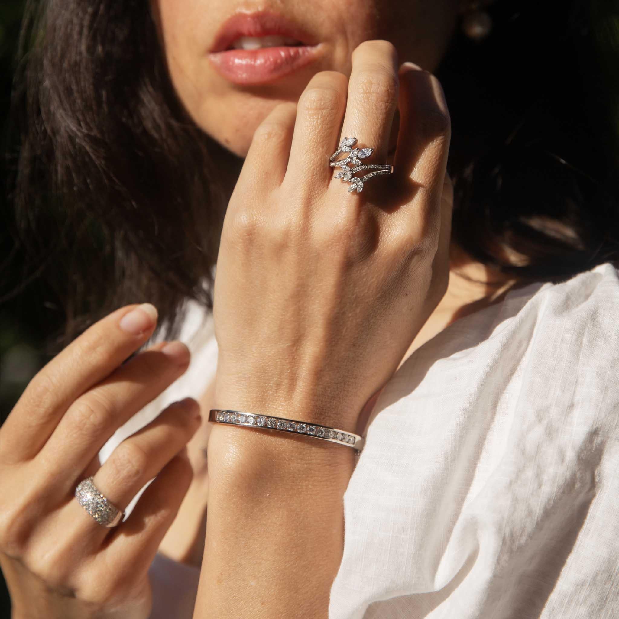 Taille brillant Bracelet à charnière en or blanc 18 carats avec diamant Brilliante Contemporary en vente