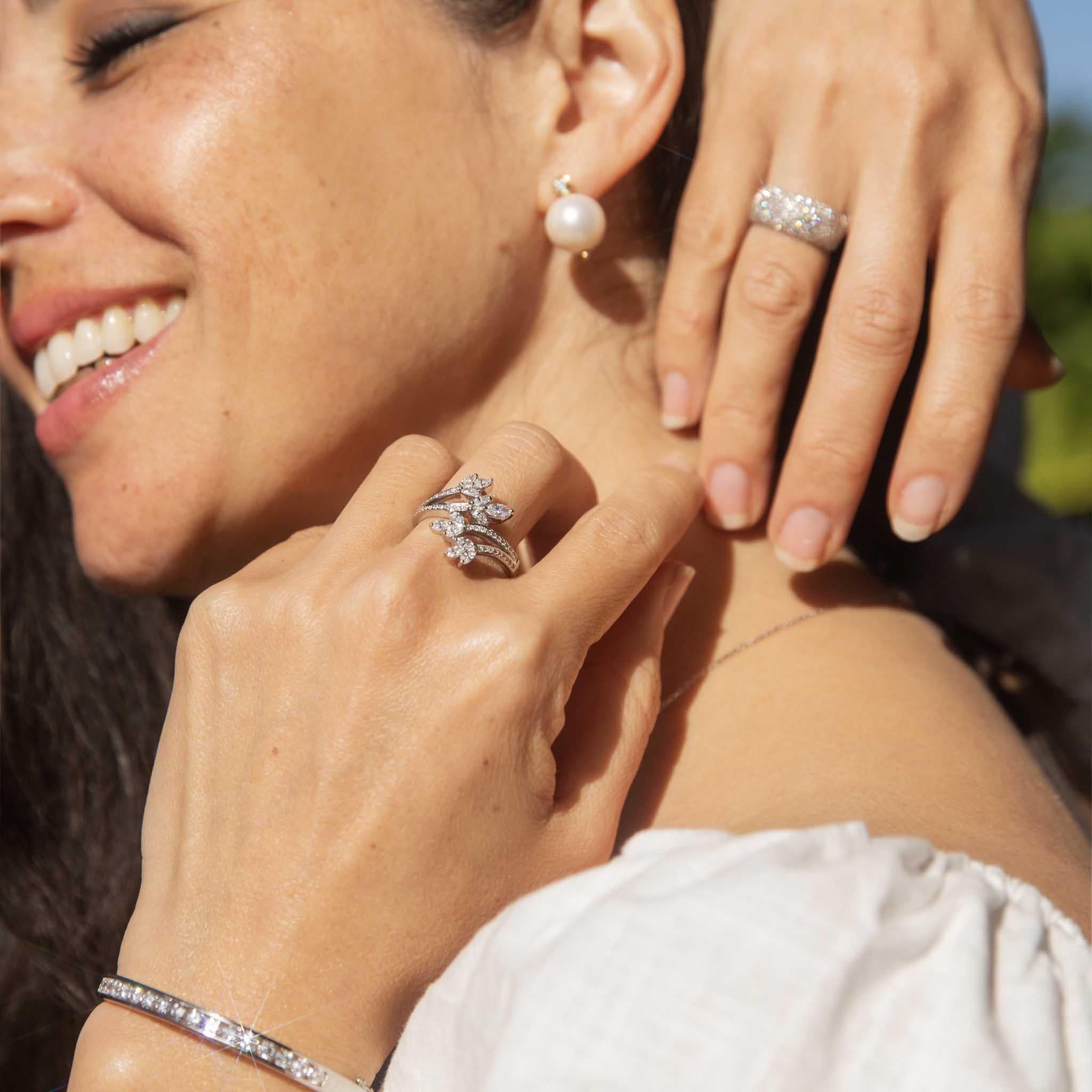 Bracelet à charnière en or blanc 18 carats avec diamant Brilliante Contemporary en vente 2