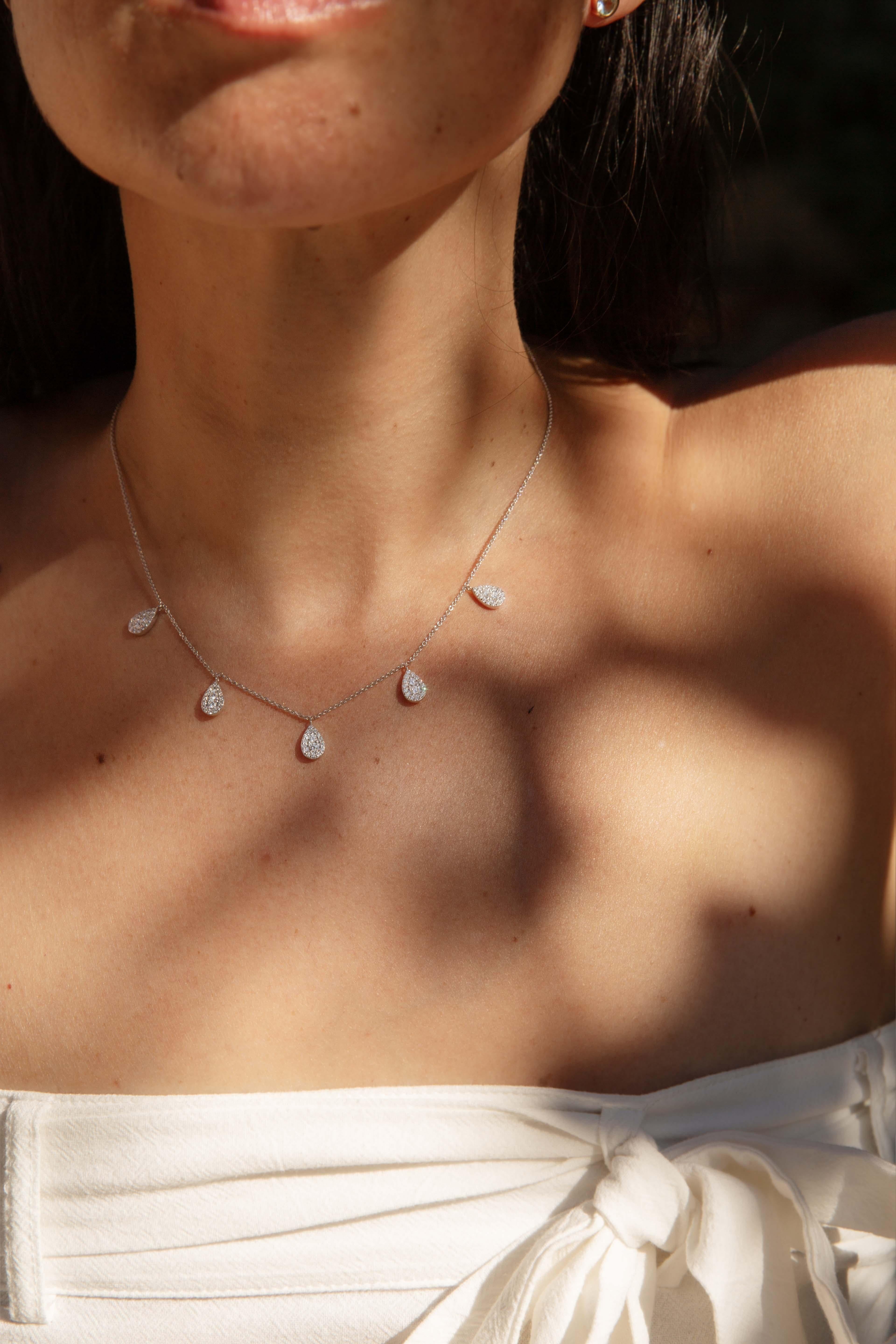 Contemporary Brilliant Diamond Multi Drop Necklet 9 Carat White Gold in vendita 4