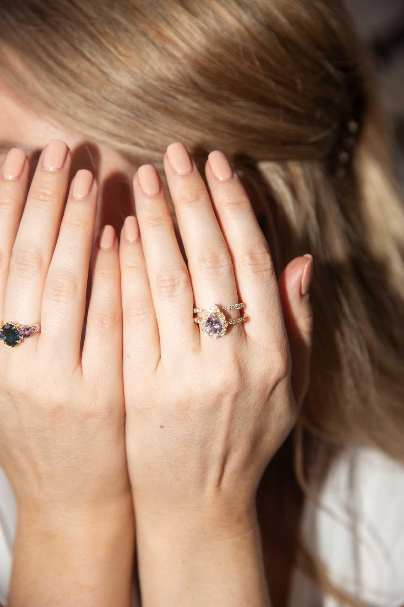 Anello impilabile contemporaneo con diamante a brillante aperto in oro giallo 18 carati in vendita 7
