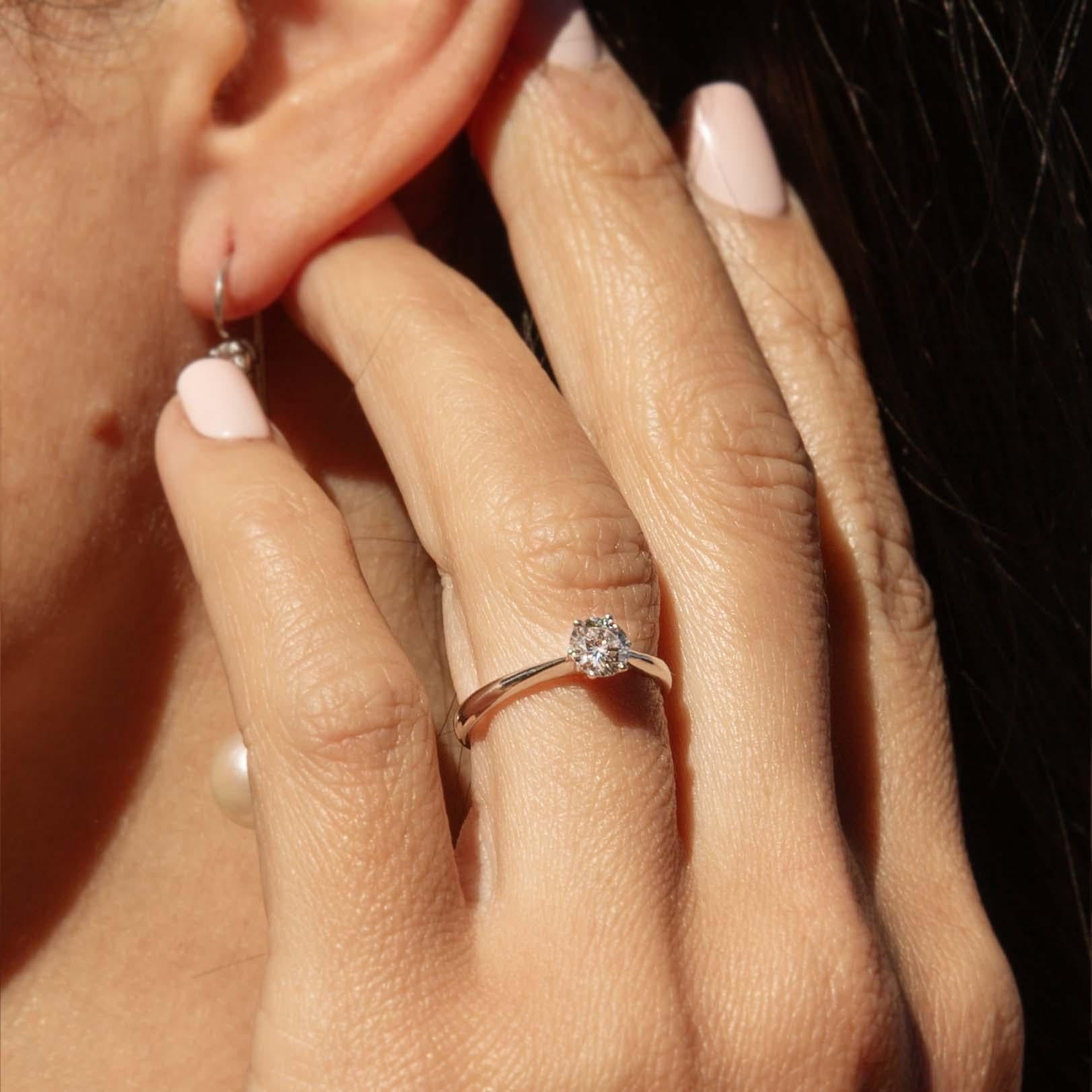 Eleganz erblüht in dem Solitär-Diamantring Willow, einem atemberaubenden Schatz aus 14 Karat Weißgold aus den 1970er Jahren. Ein einzelner, strahlender Diamant fängt das Licht ein und wirft einen faszinierenden Tanz des Glanzes. Die filigrane