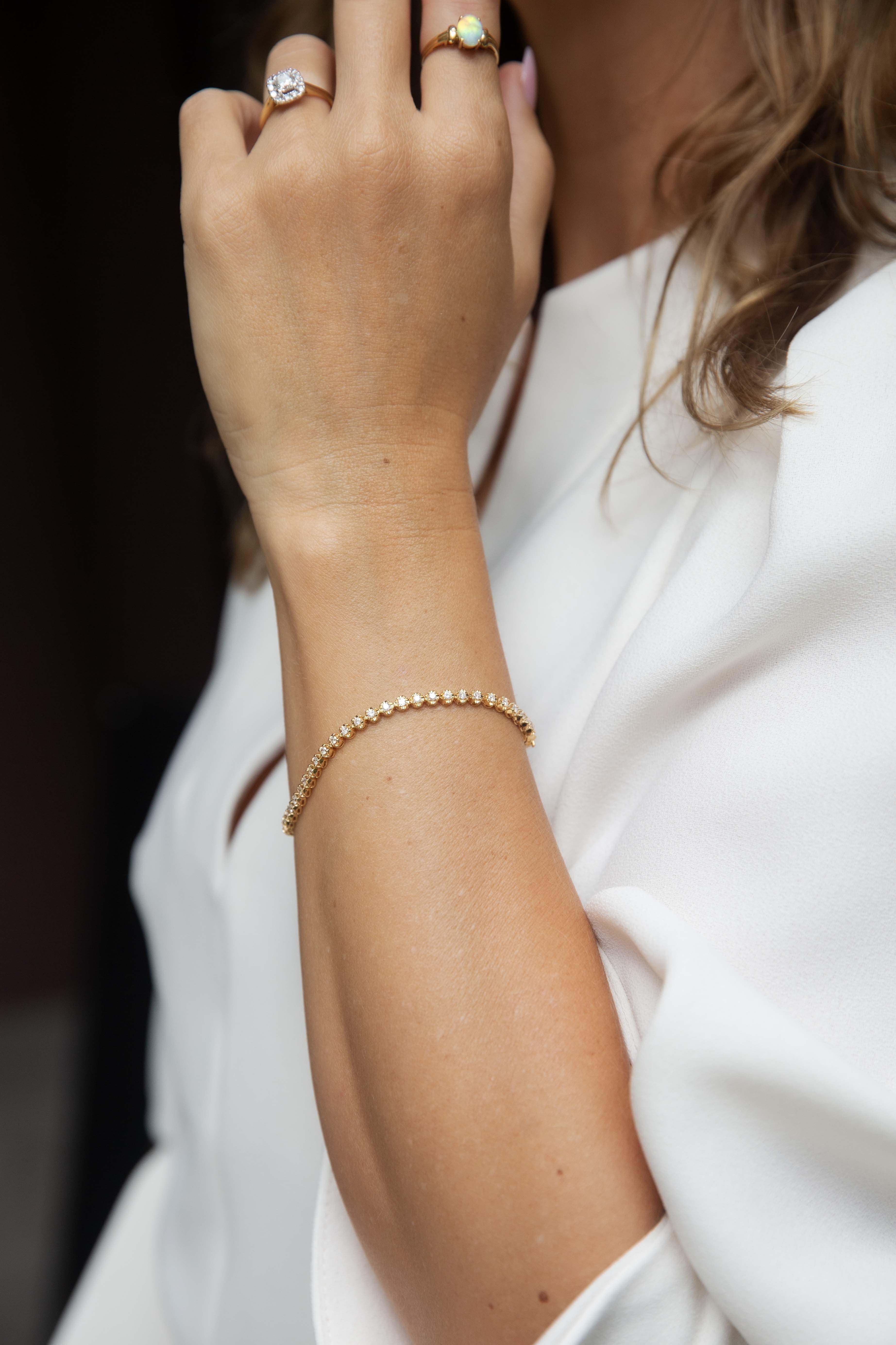 Bracciale da tennis con diamanti a brillante contemporaneo in oro giallo 18 carati in vendita 4