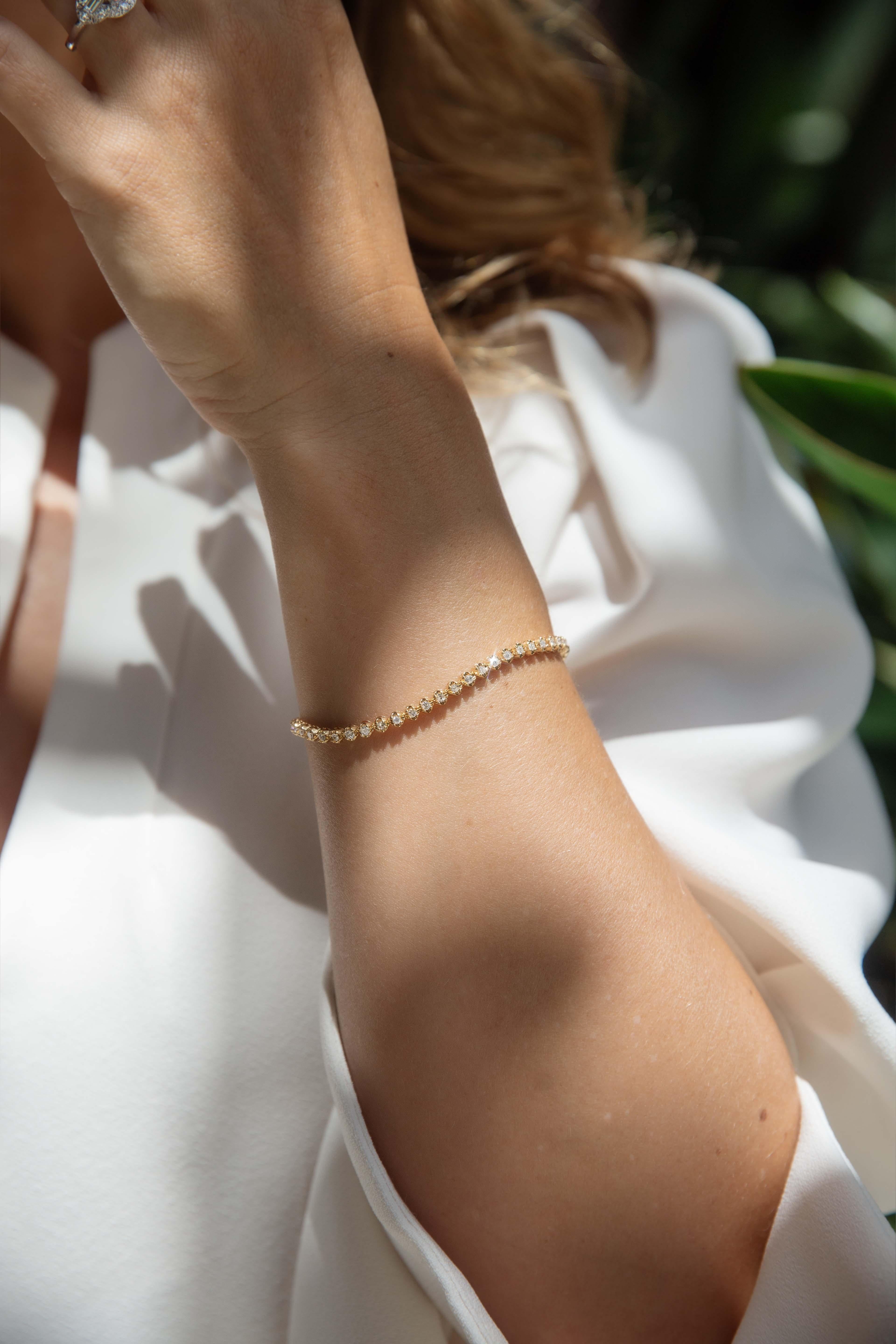 Scintille di eleganza danzano lungo il polso, dove ogni diamante scintillante riflette la luce dei momenti più dolci della vita. Realizzato in oro giallo 18 carati, il Bracciale Tennis con Diamanti Jolie incarna un romanticismo senza tempo,
